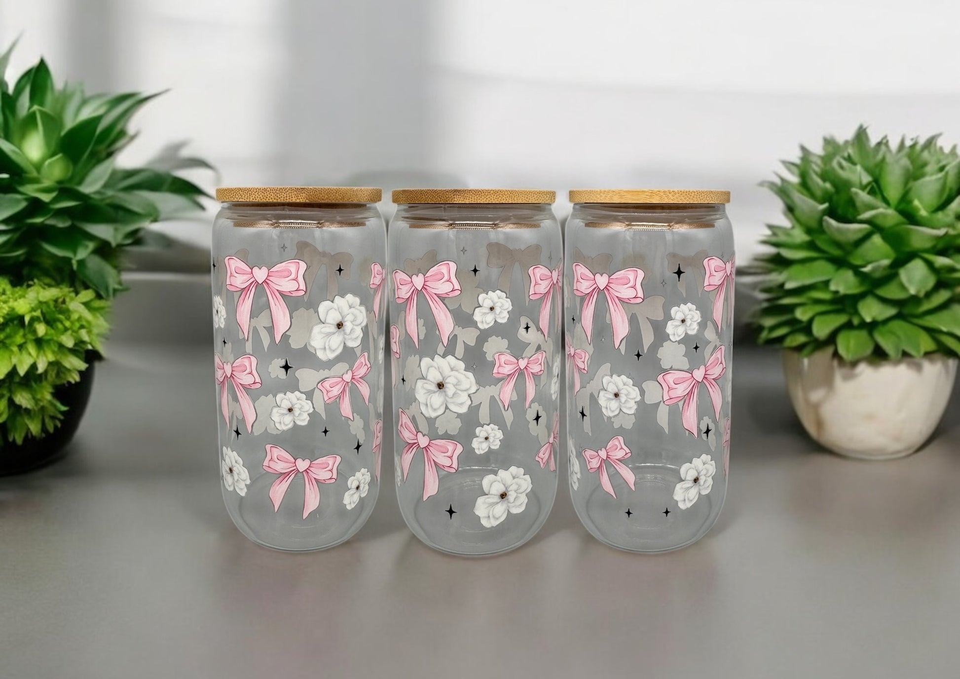 Trinkglas Blumen und Schleifen 550ml mit Bambusdeckel und Trinkhalm UV-DTF Motiv von fks-design
