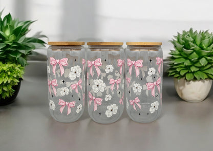 Trinkglas Blumen und Schleifen 550ml mit Bambusdeckel und Trinkhalm UV-DTF Motiv von fks-design
