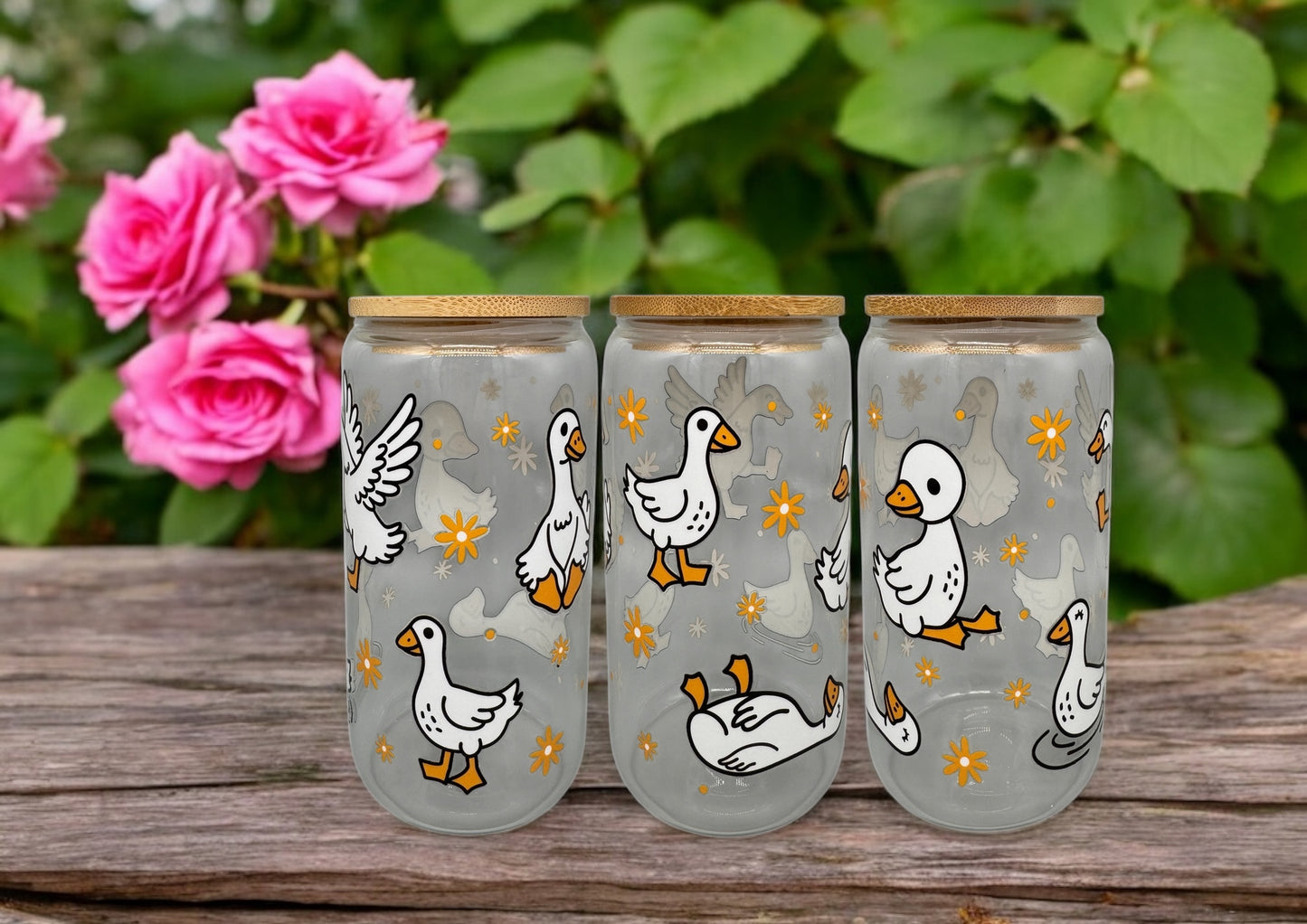 Trinkglas Süße Gans 550ml mit Bambusdeckel und Trinkhalm UV-DTF Motiv von fks-design
