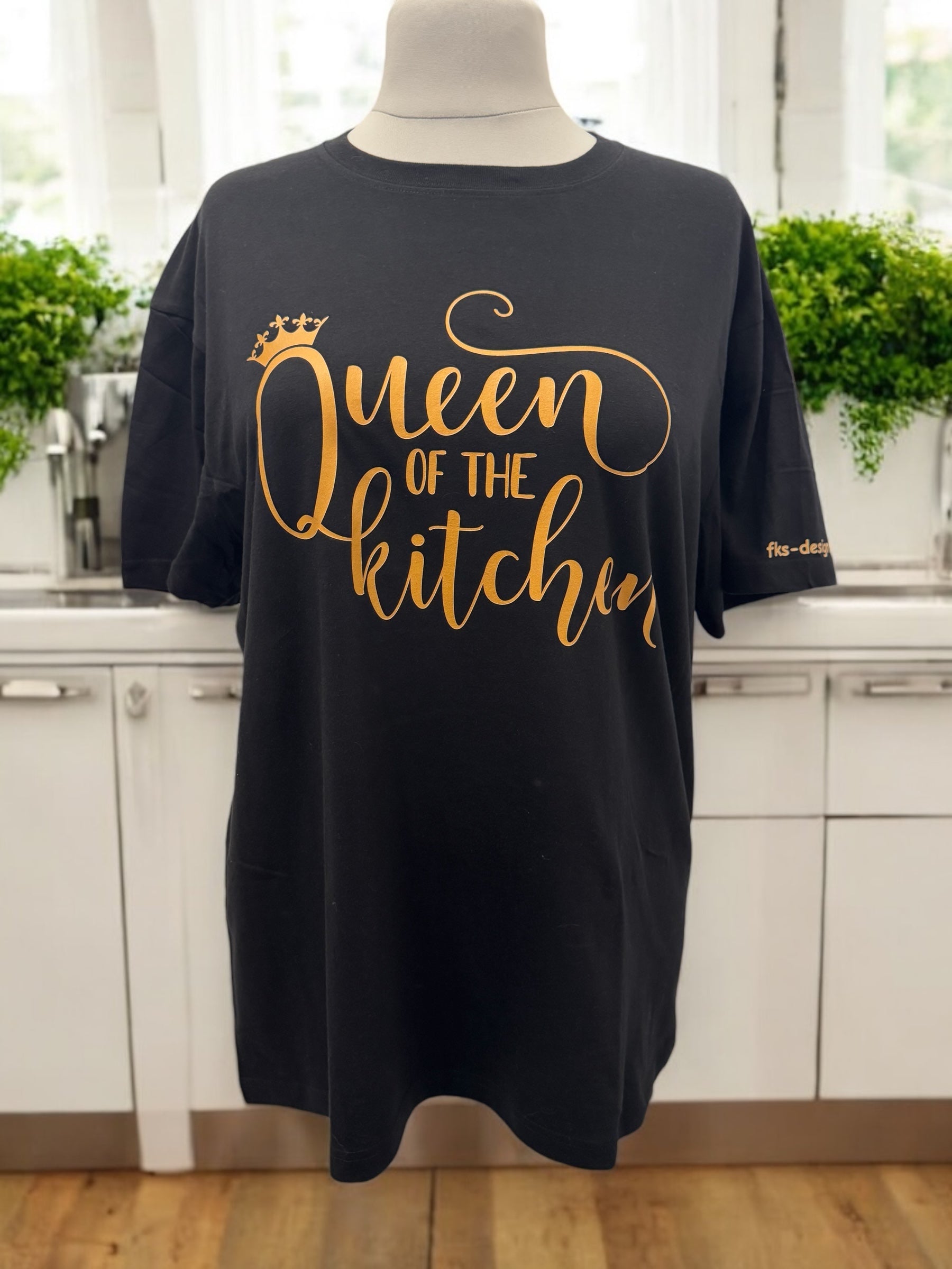 Unisex T-Shirt Queen of the Kitchen witziges Küchen Spruch-Shirt Vorderseite von fks-design

