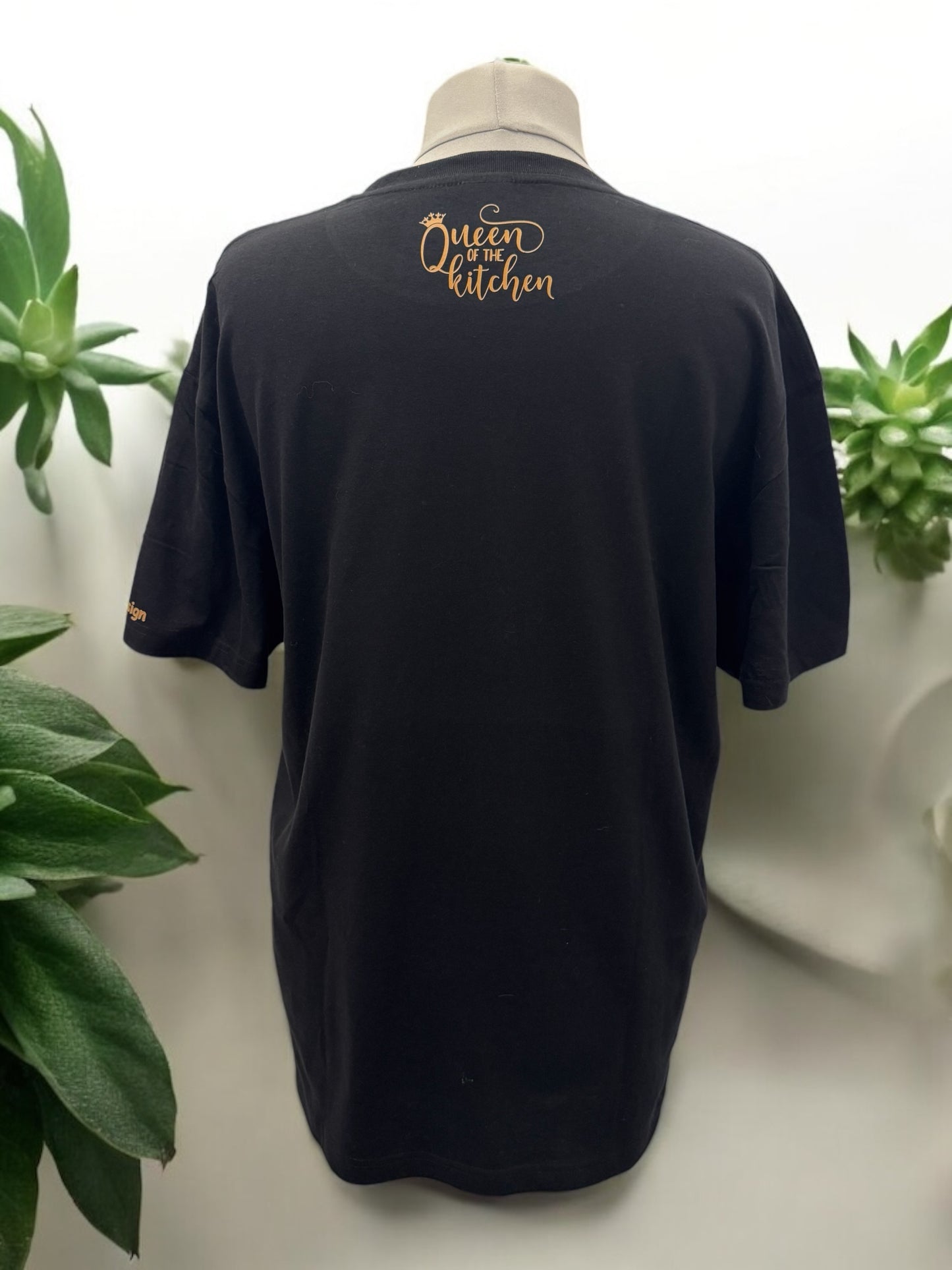 Unisex T-Shirt Queen of the Kitchen witziges Küchen Spruch-Shirt Vorderseite von fks-design

