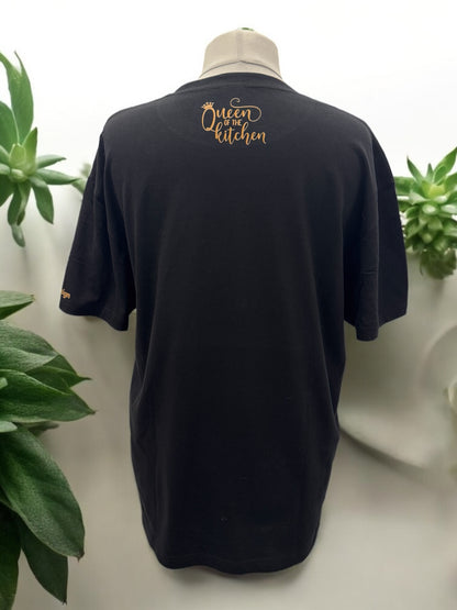Unisex T-Shirt Queen of the Kitchen witziges Küchen Spruch-Shirt Vorderseite von fks-design

