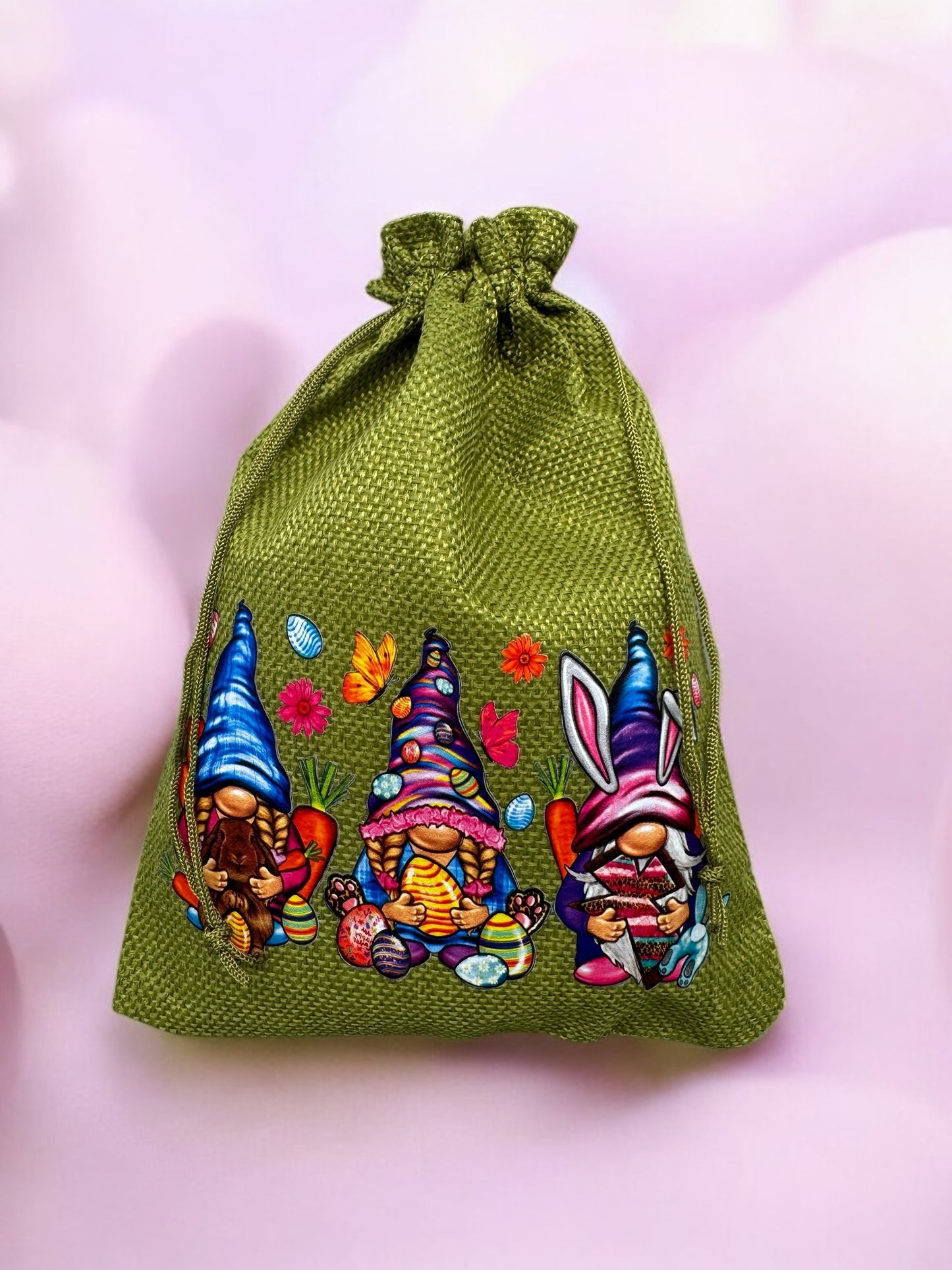Jutebeutel Osterwichtel Trio mit Kordelzug und DTF-Druck 17x22 cm – Oster-Geschenkbeutel von fks-design
