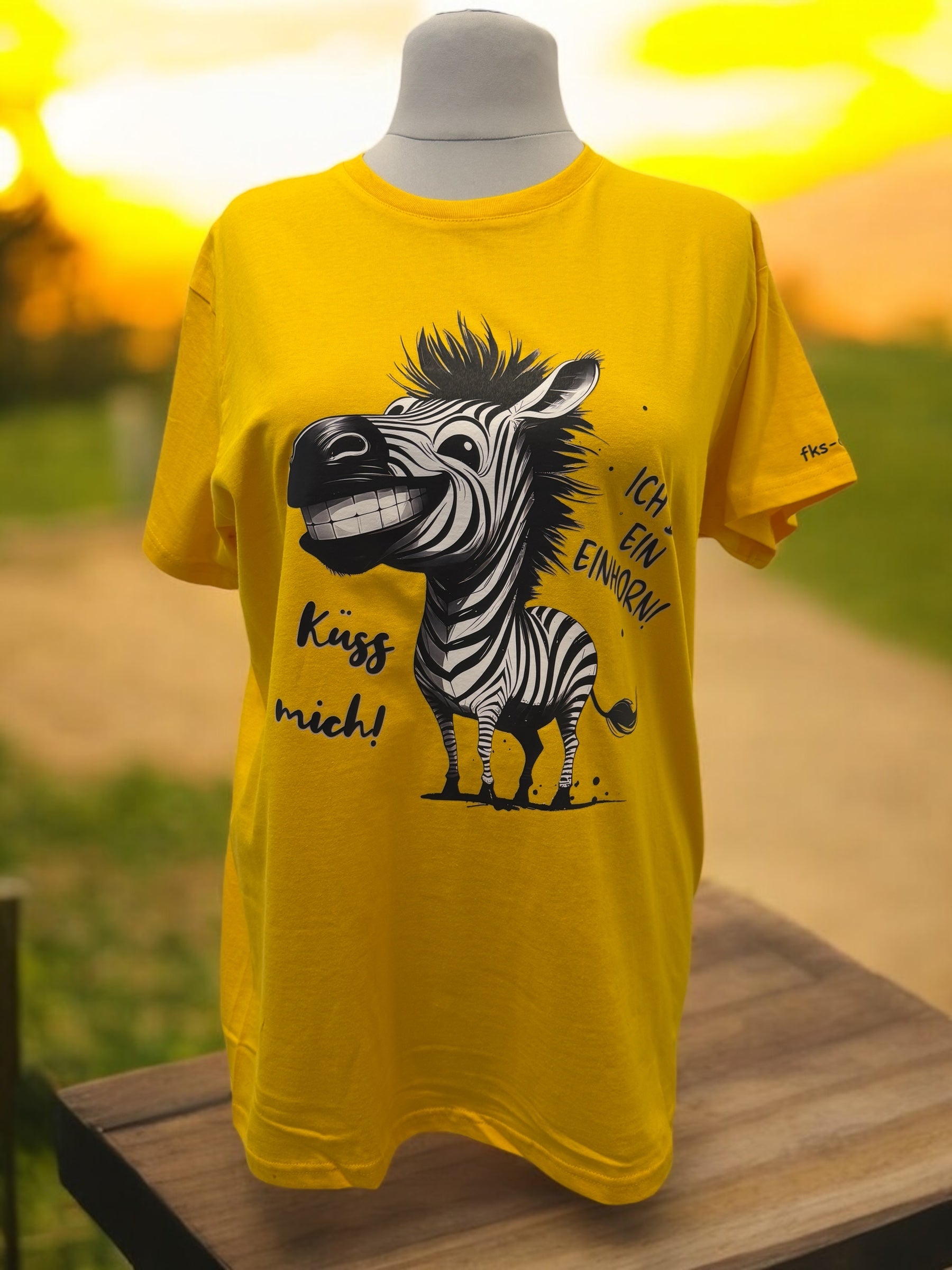 Unisex T-Shirt Küss mich Einhorn witziges Einhorn Spruch-Shirt Vorderseite von fks-design
