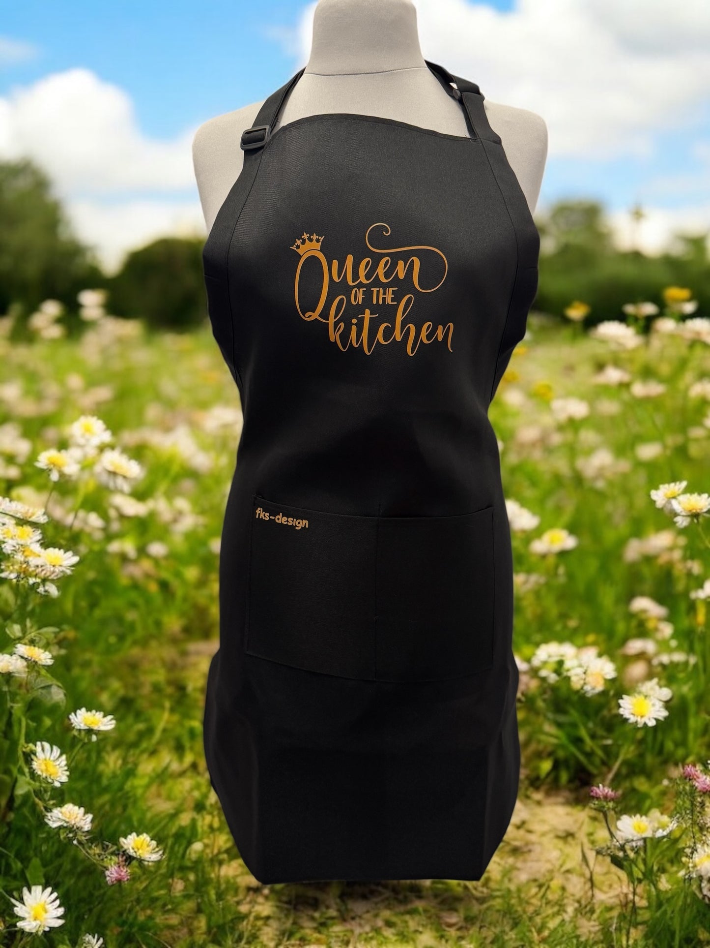 Unisex Grillschürze Queen of the Kitchen schwarz mit DTF-Druck Vorderansicht von fks-design
