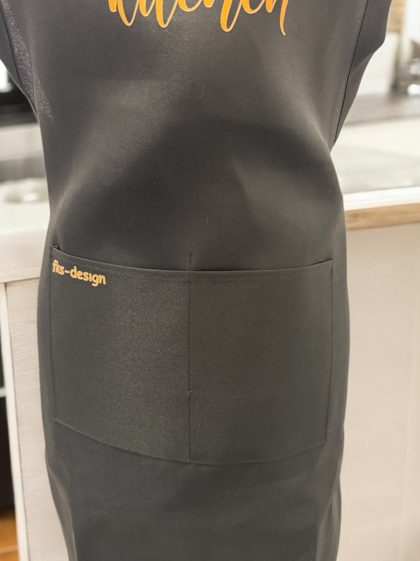 Unisex Grillschürze Queen of the Kitchen schwarz mit DTF-Druck Detailansicht von fks-design
