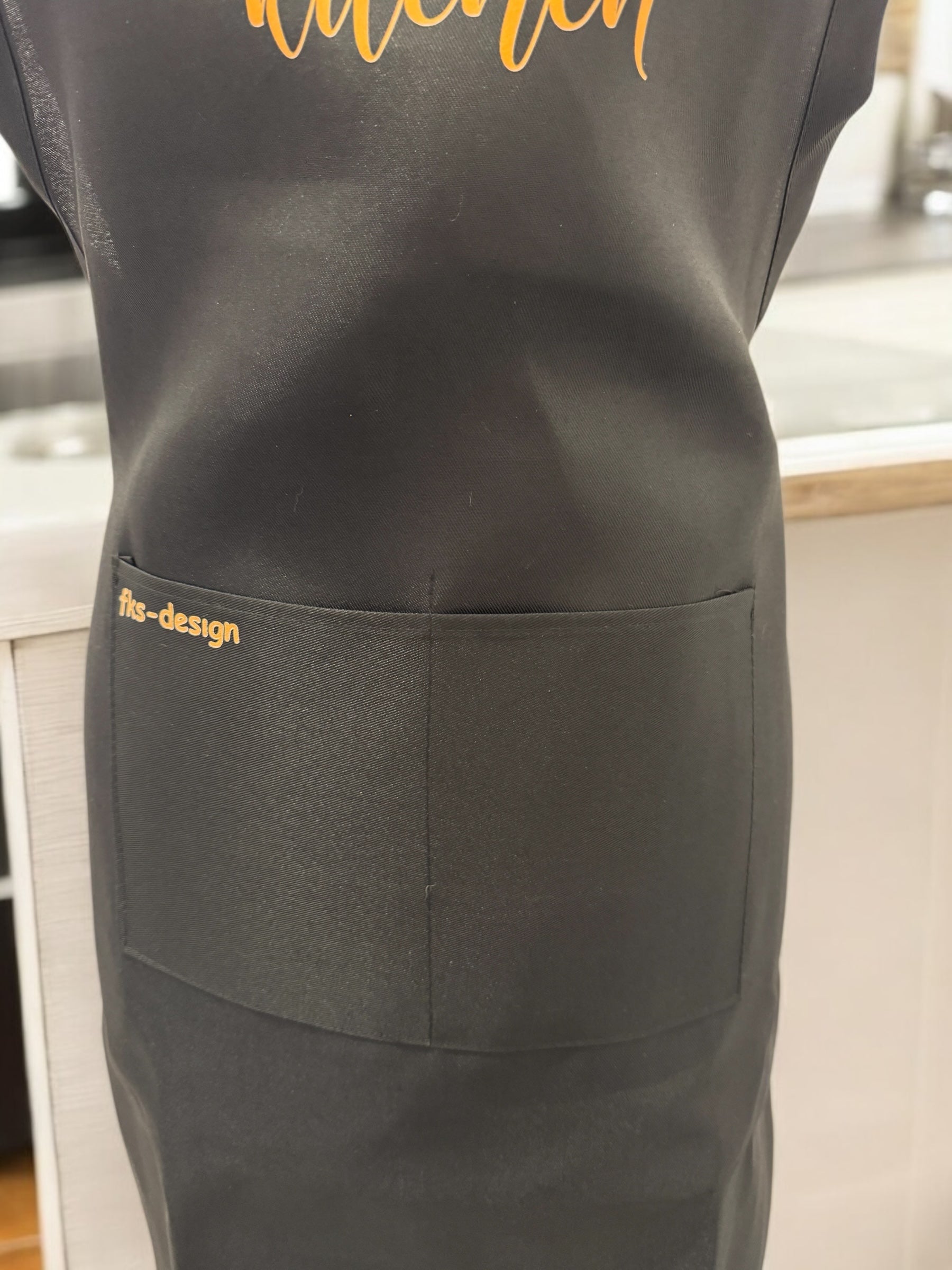 Unisex Grillschürze Queen of the Kitchen schwarz mit DTF-Druck Detailansicht von fks-design
