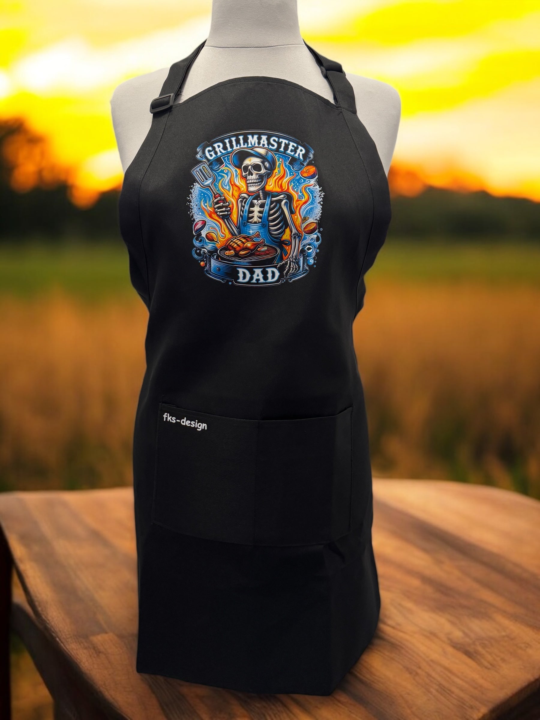 Unisex Grillschürze Grillmaster Dad schwarz mit DTF-Druck Vorderansicht von fks-design
