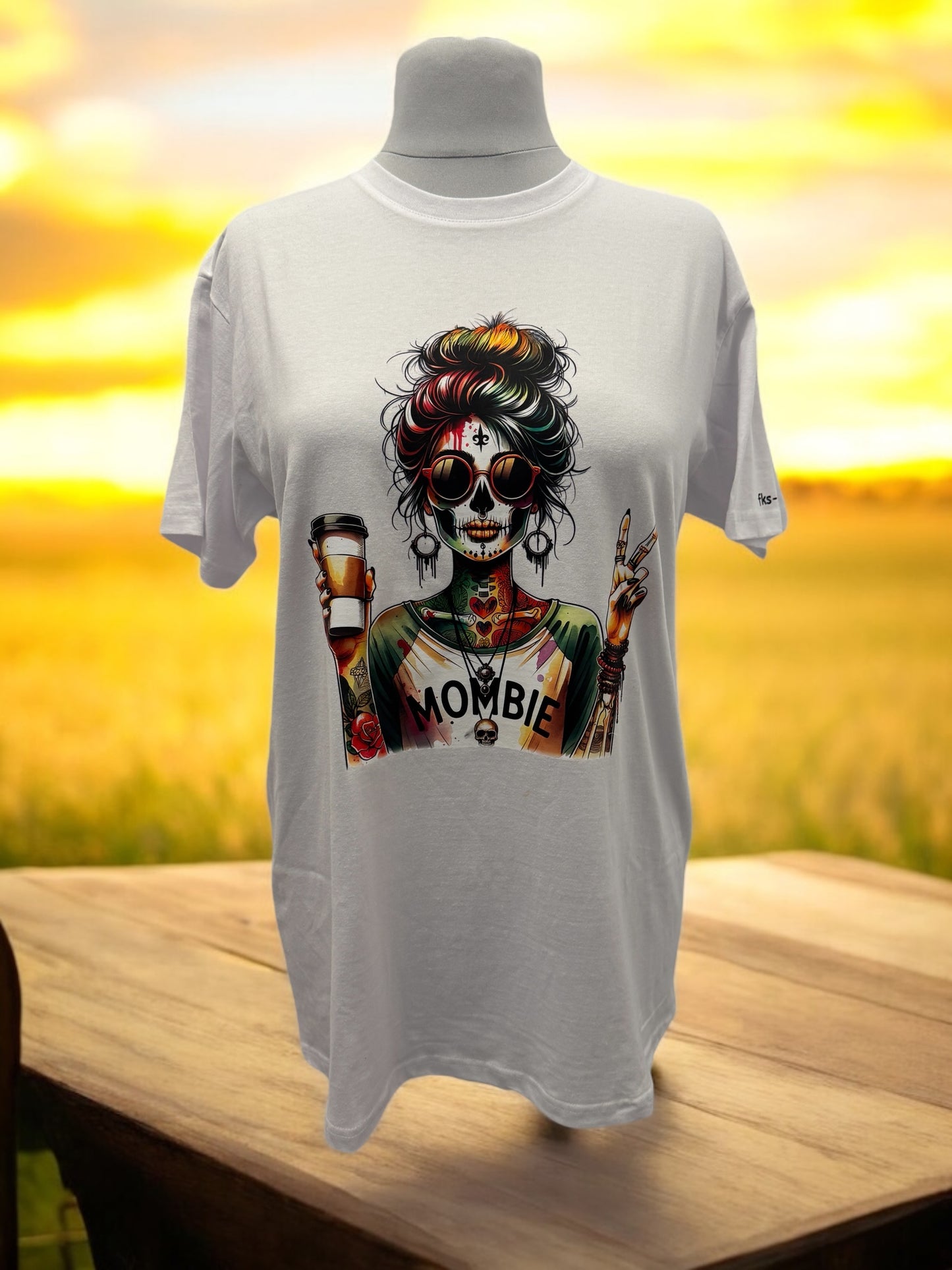 Unisex T-Shirt Mombie witziges Mama Zombie Spruch-Shirt Vorderseite von fks-design
