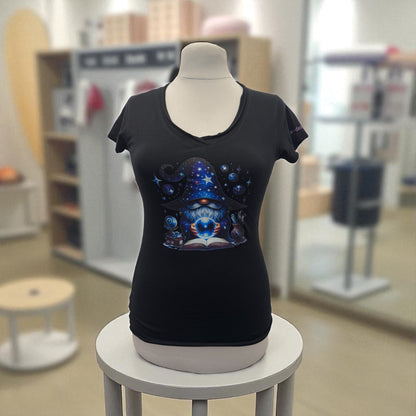 Damen T-Shirt Buch Magier Gnom Fantasy Motiv-Shirt Vorderseite von fks-design

