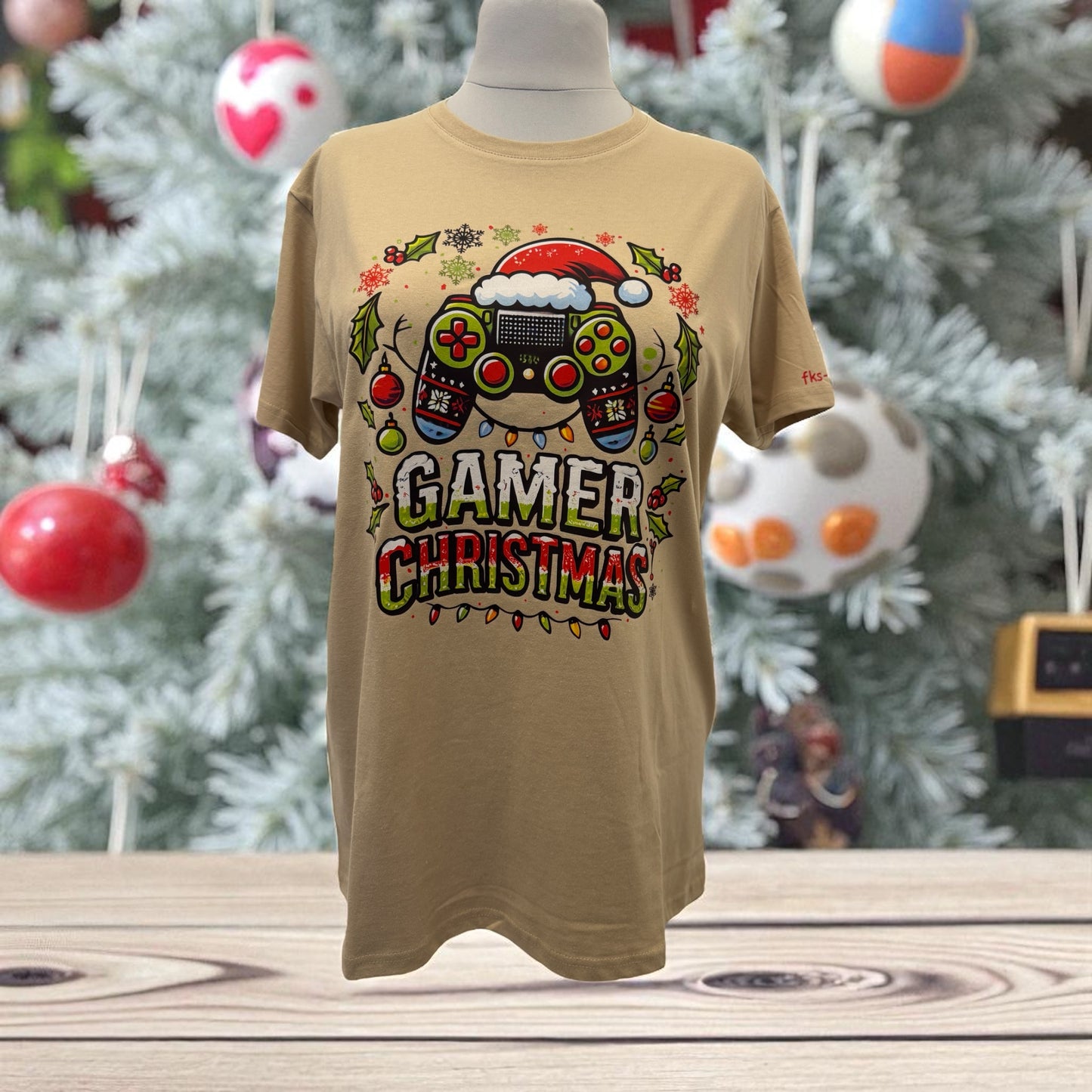 Unisex Shirt Gamer Christmas Gr. XL sand mit DTF-Druck Vorderansicht von fks-design
