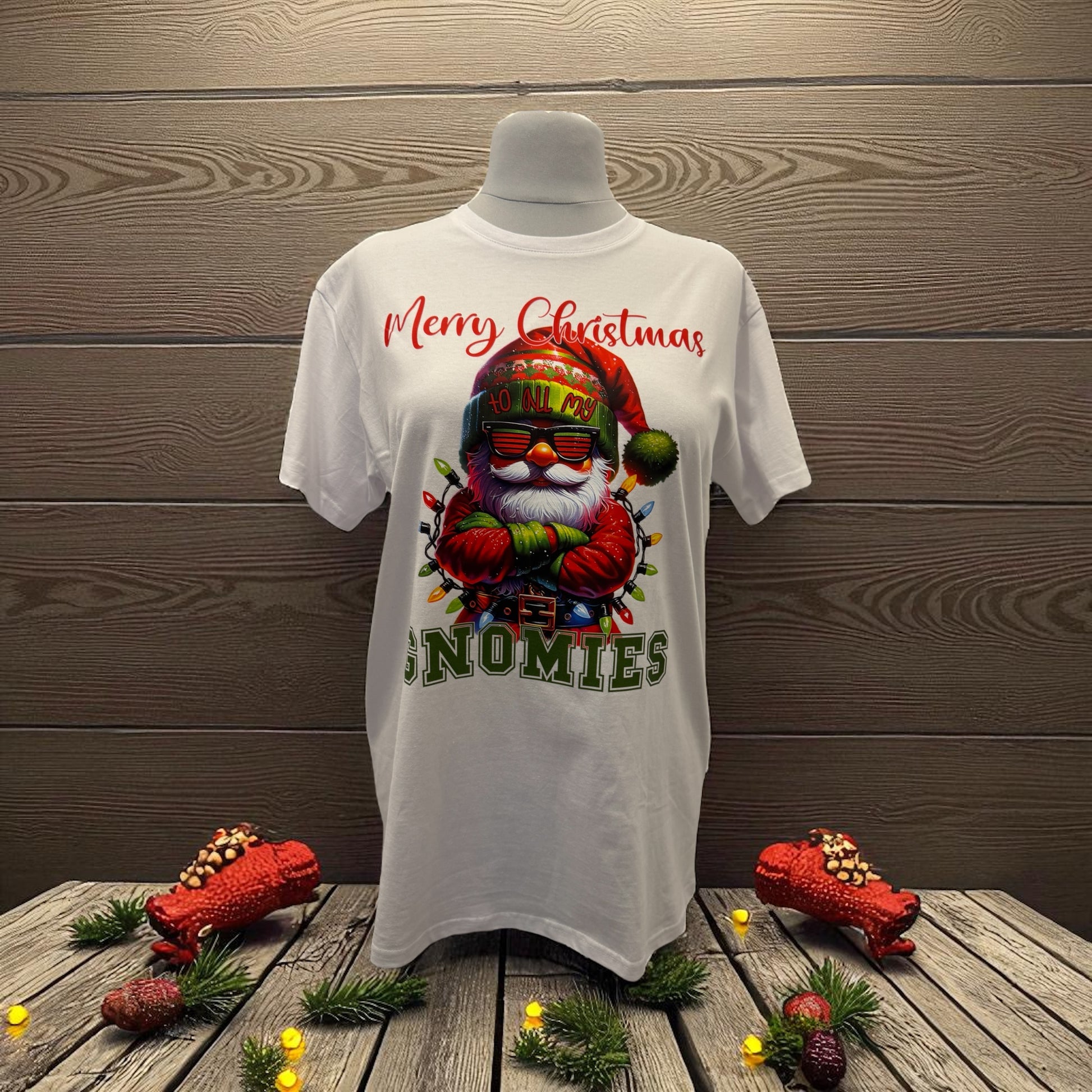 Unisex Shirt Merry Christmas Gnomies Gr. XL weiß mit DTF-Druck Vorderansicht von fks-design
