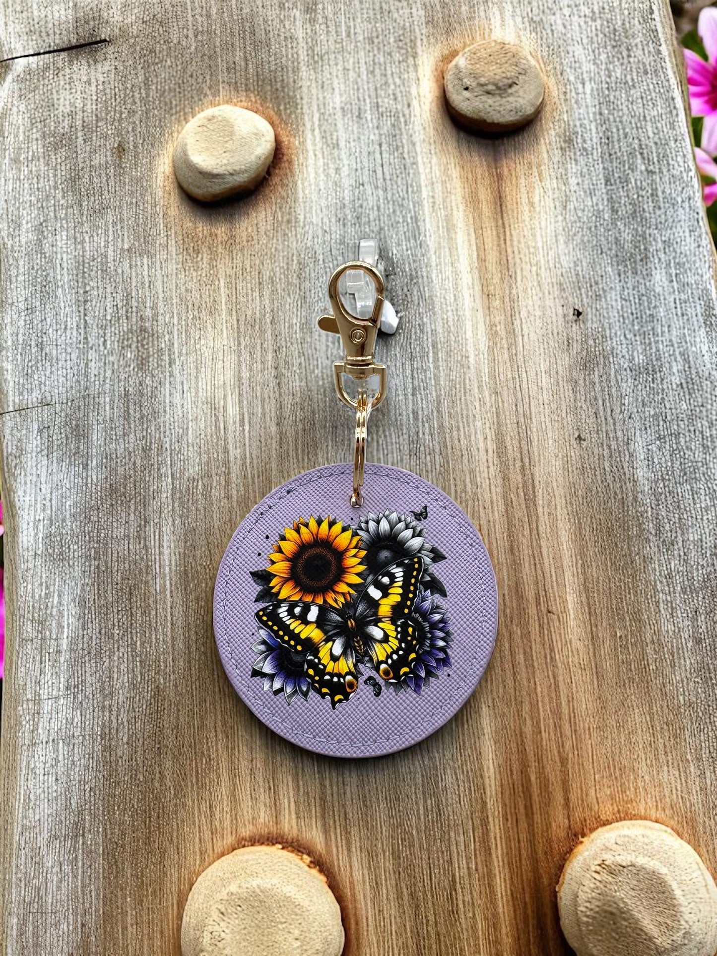BagBase PU Schlüsselanhänger Schmetterling mit Sonnenblume Vorderseite DTF-Druck Saffiano von fks-design

