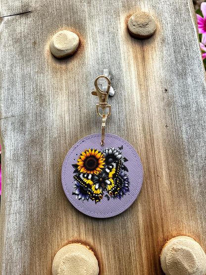 BagBase PU Schlüsselanhänger Schmetterling mit Sonnenblume Vorderseite DTF-Druck Saffiano von fks-design
