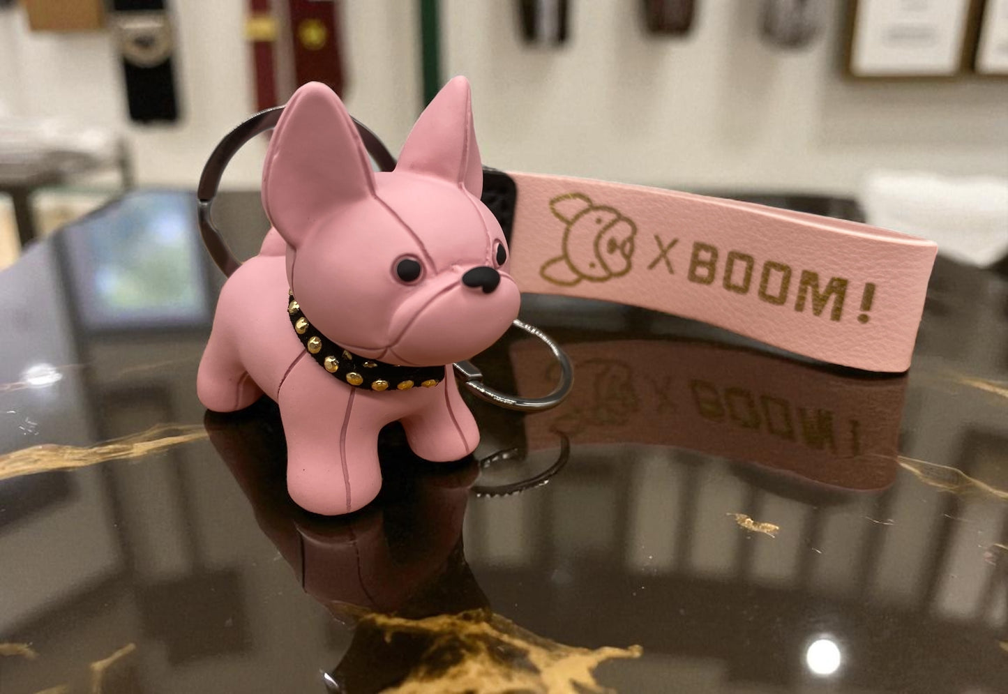 Schlüsselanhänger Französische Bulldogge Silikon Rosa mit Lederoptik-Band und Karabiner von fks-design
