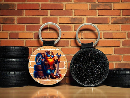 PU Leder Schlüsselanhänger Mechaniker Gnom sublimiert glänzende Rückseite witziges Geschenk von fks-design
