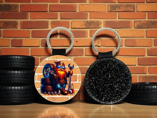 PU Leder Schlüsselanhänger Mechaniker Gnom sublimiert glänzende Rückseite witziges Geschenk von fks-design
