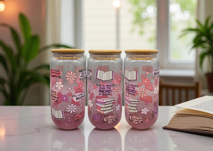 Farbiges Trinkglas Books 500ml mit rosa Farbverlauf Bambusdeckel und Trinkhalm UV-DTF Motiv von fks-design
