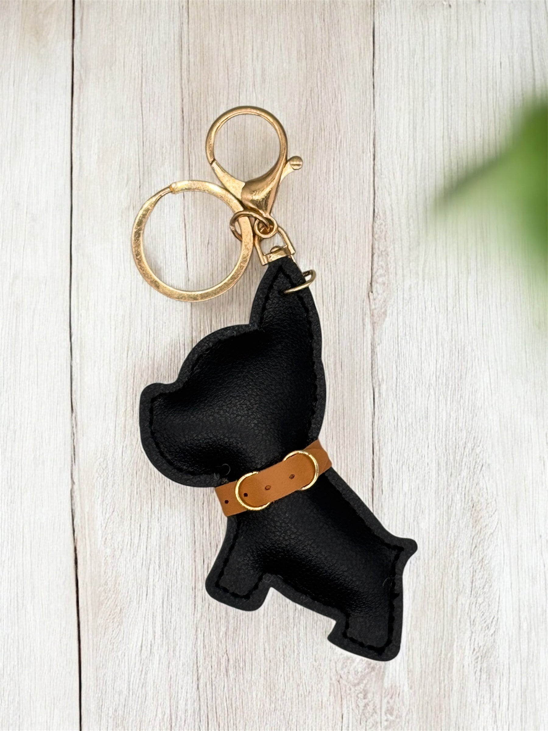 PU Leder Schlüsselanhänger Bulldogge mit braunem Halsband und Goldkarabiner von fks-design
