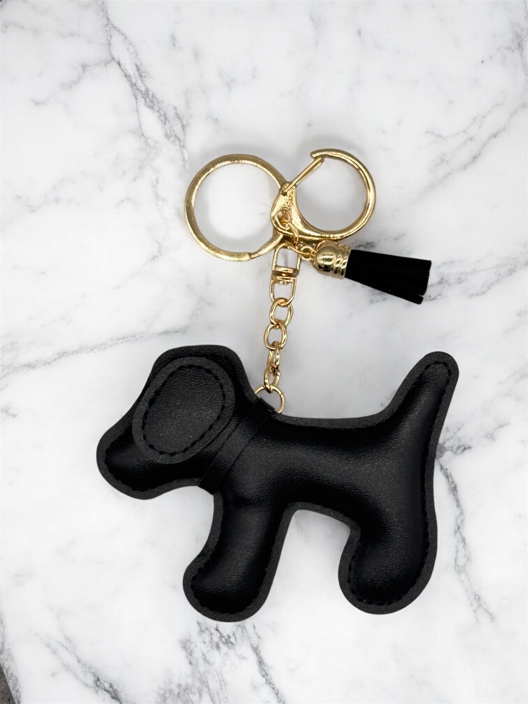 PU Leder Schlüsselanhänger Hund mit schwarzer Quaste und Golddetails von fks-design
