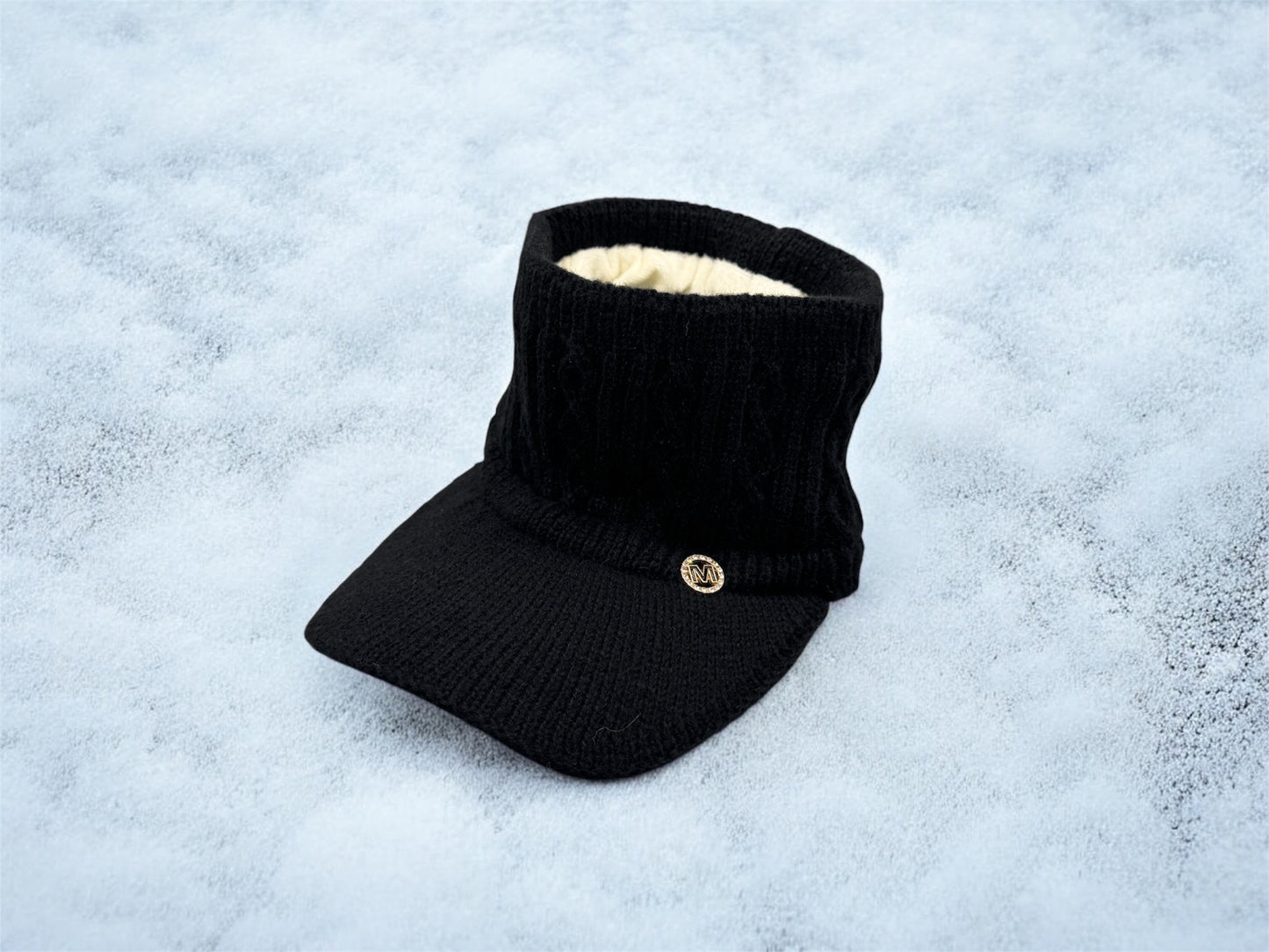 Gestrickte Pferdeschwanz Beanie in Schwarz mit Schirm und Strassbutton – Wintermütze von fks-design
