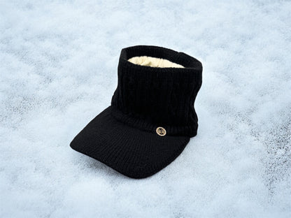 Gestrickte Pferdeschwanz Beanie in Schwarz mit Schirm und Strassbutton – Wintermütze von fks-design
