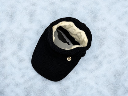 Pferdeschwanz Beanie Schwarz – Detailansicht Öffnung für Zopf und Strassbutton von fks-design
