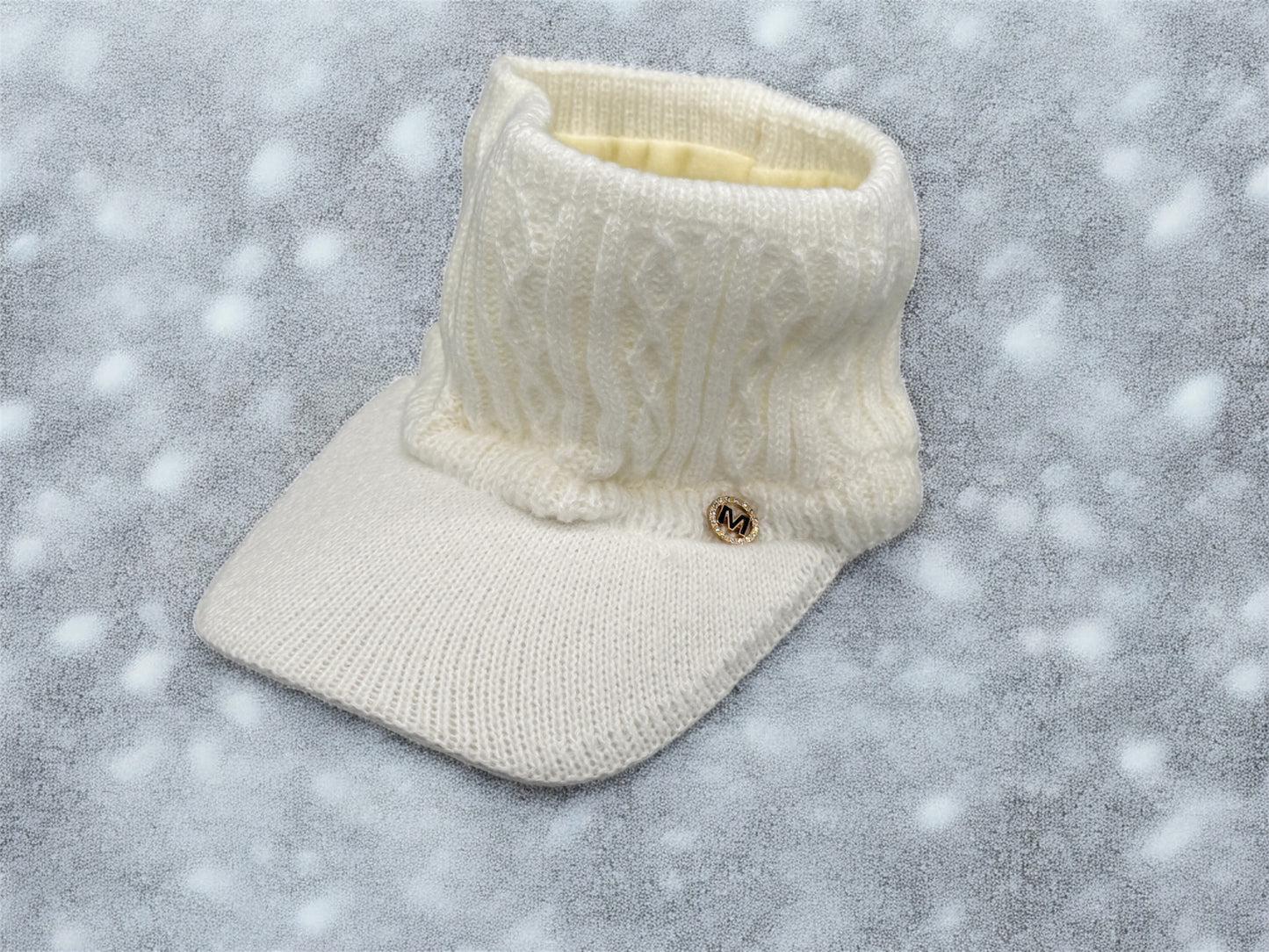 Gestrickte Pferdeschwanz Beanie in Weiß mit Schirm und Strassbutton – Wintermütze von fks-design
