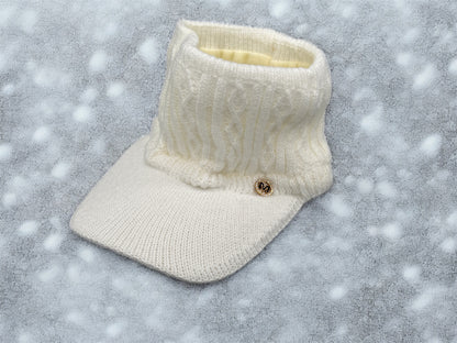 Gestrickte Pferdeschwanz Beanie in Weiß mit Schirm und Strassbutton – Wintermütze von fks-design

