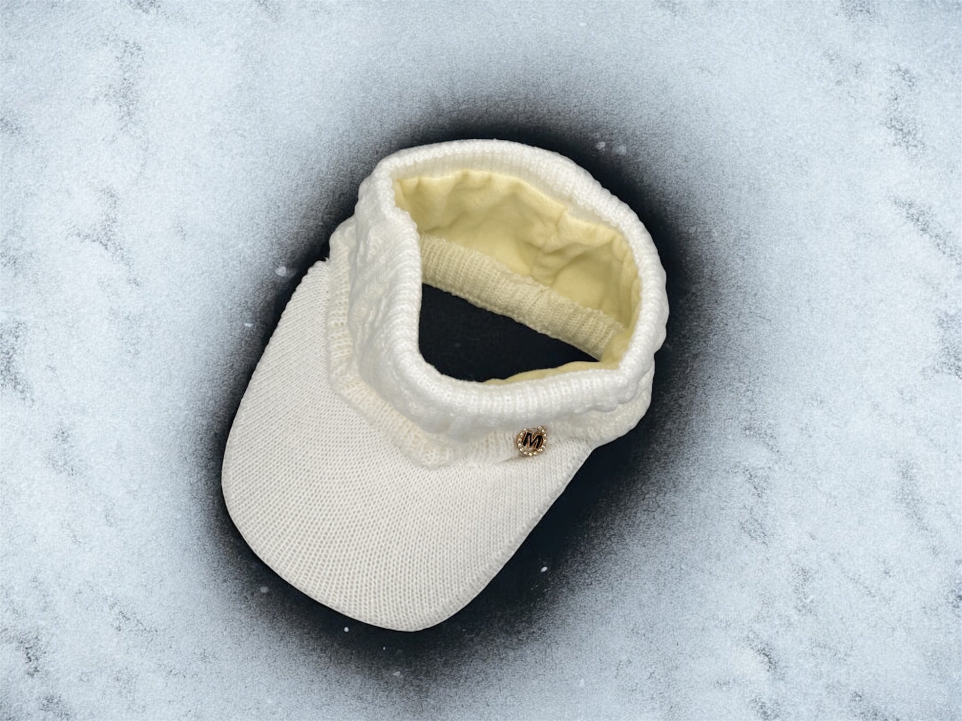 Pferdeschwanz Beanie Weiß – Detailansicht Öffnung für Zopf und Strassbutton von fks-design
