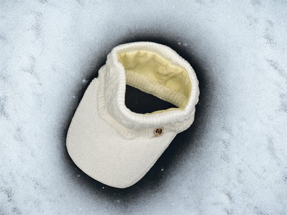 Pferdeschwanz Beanie Weiß – Detailansicht Öffnung für Zopf und Strassbutton von fks-design
