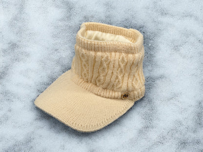 Gestrickte Pferdeschwanz Beanie in Beige mit Schirm und Strassbutton – Wintermütze von fks-design
