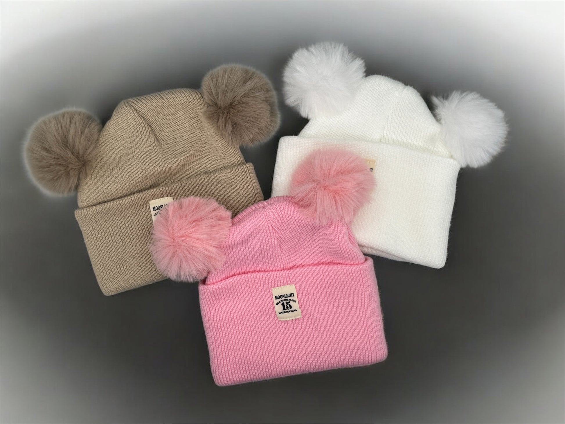 Gestrickte Kinder Mütze mit zwei Pompoms in Weiß, Khaki und Rosa – Kindermütze von fks-design
