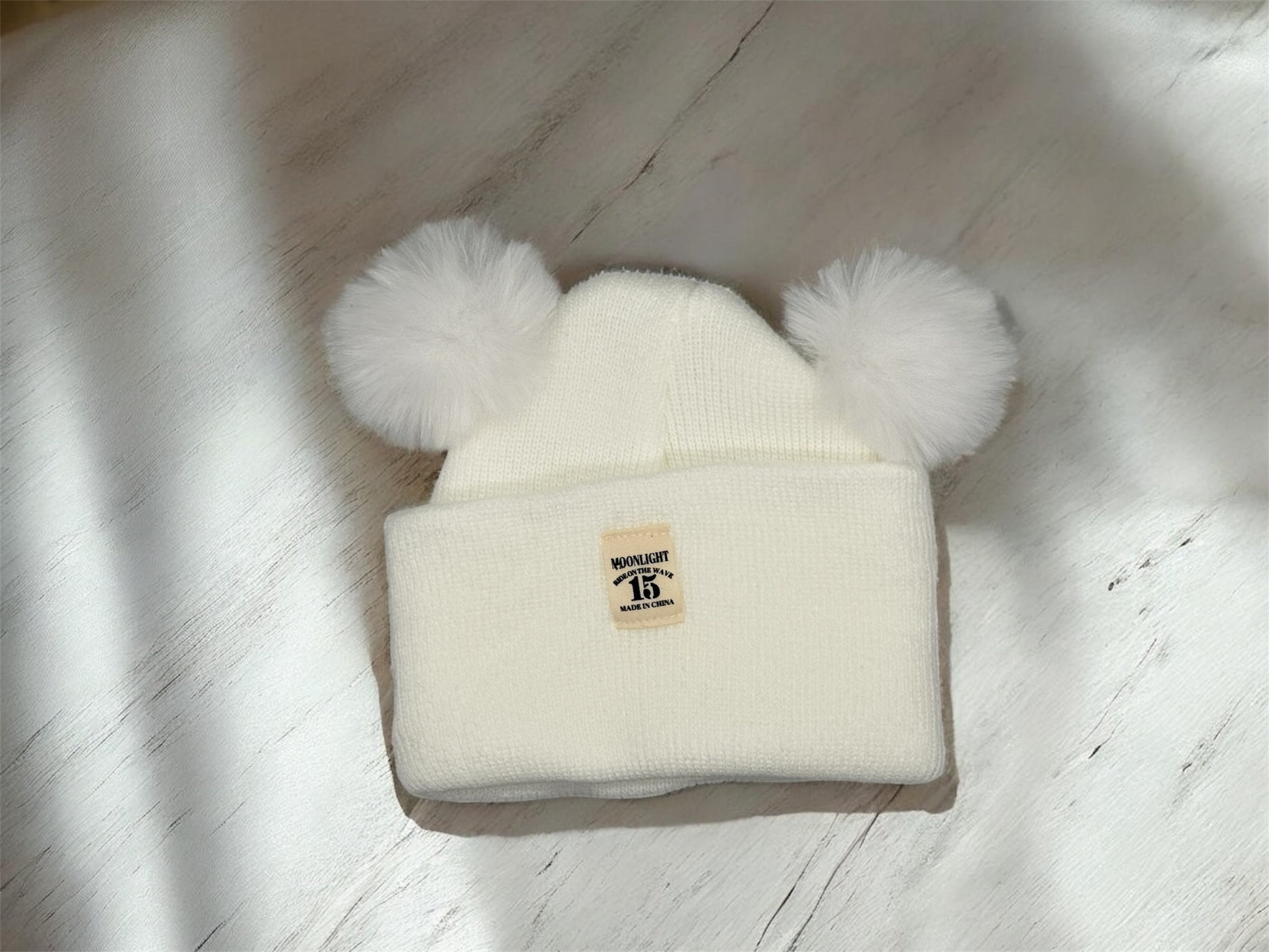 Gestrickte Kinder Mütze mit Pompoms in Weiß – weiche Strickmütze für Kinder von fks-design

