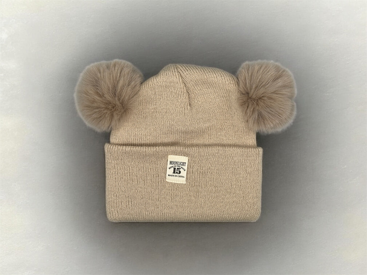 Gestrickte Kinder Mütze mit Pompoms in Khaki – weiche Strickmütze für Kinder von fks-design
