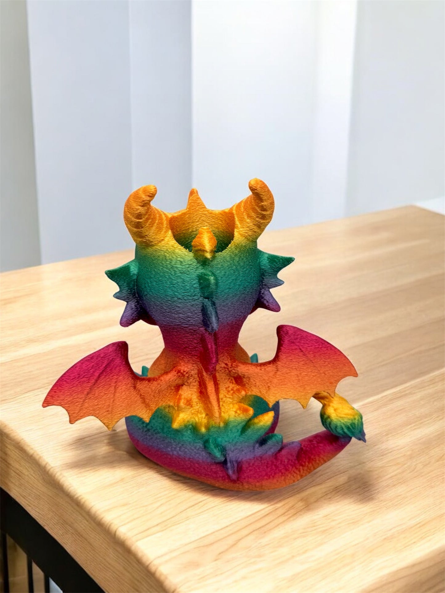 Stiftehalter Drache 3D-Druck Silk-PLA Regenbogen-Farbverlauf Rückansicht von fks-design
