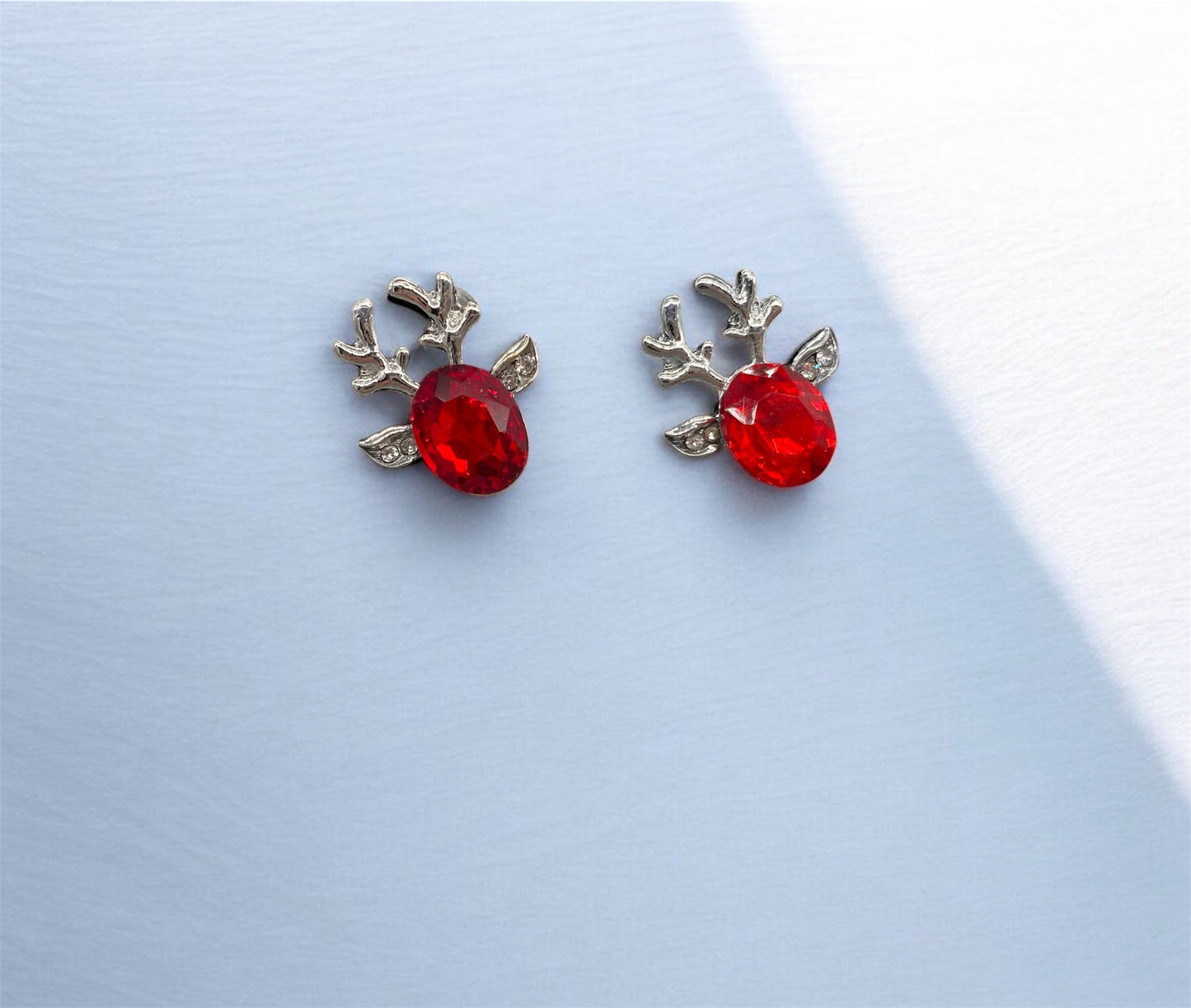 Weihnachts Ohrstecker Rudolphs Glanz Rentier mit rotem Schmuckstein von fks-design
