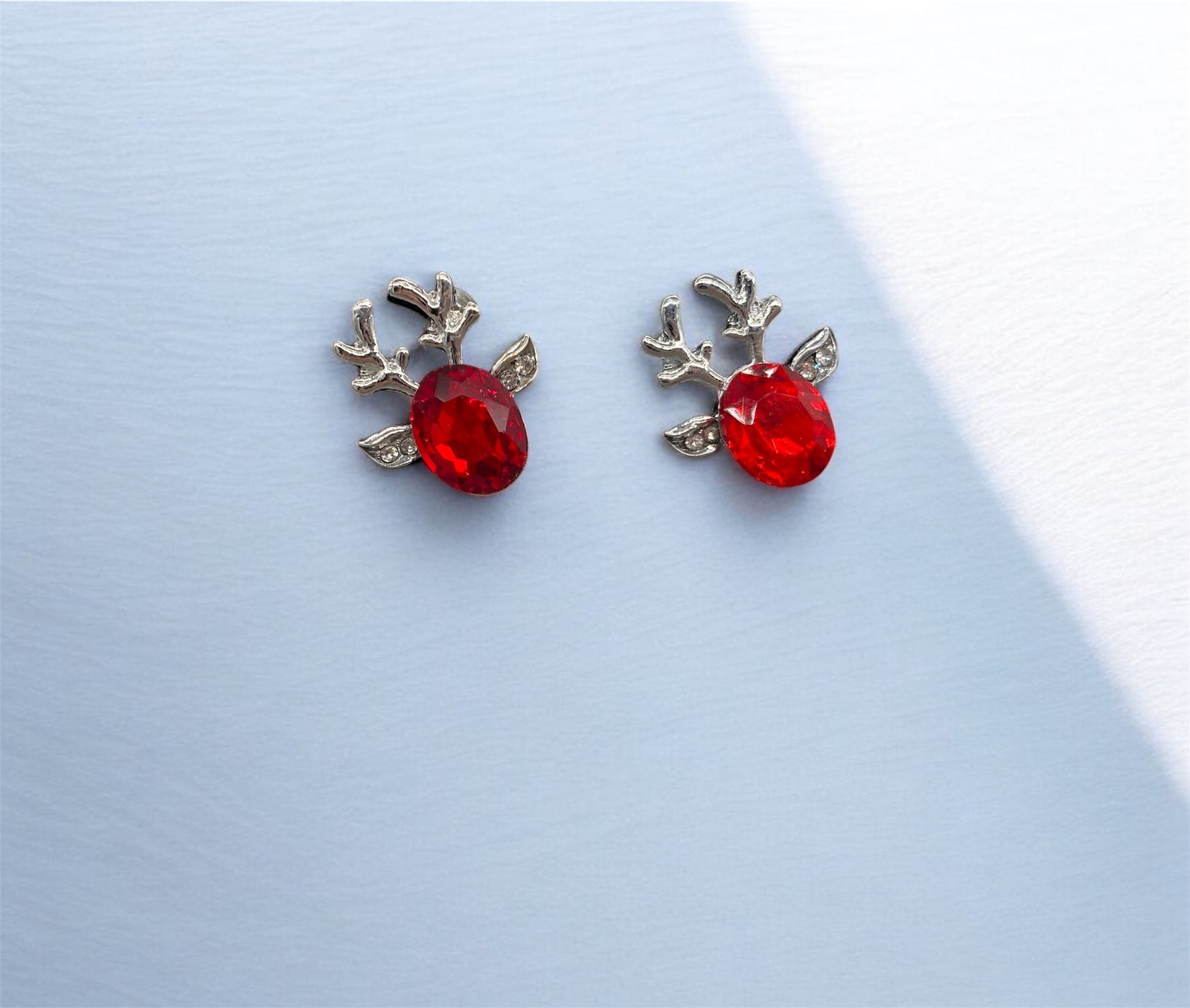 Weihnachts Ohrstecker Rudolphs Glanz Rentier mit rotem Schmuckstein von fks-design

