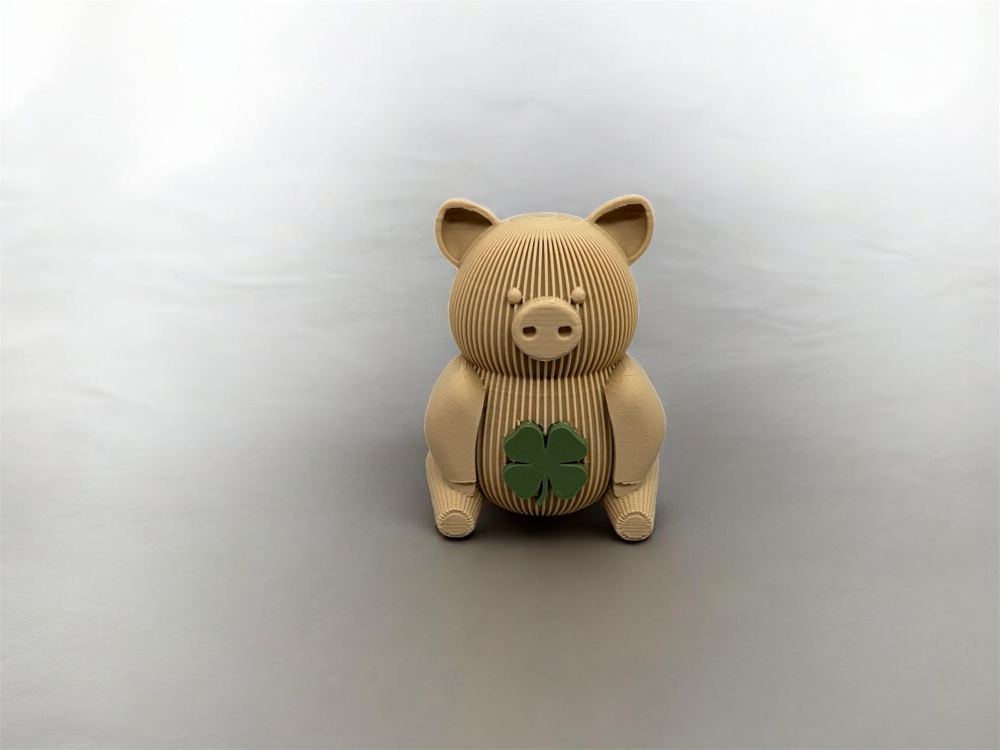 3D Druck Glücksschweinchen in Beige mit grünem Kleeblatt – Glücksbringer Silvester von fks-design
