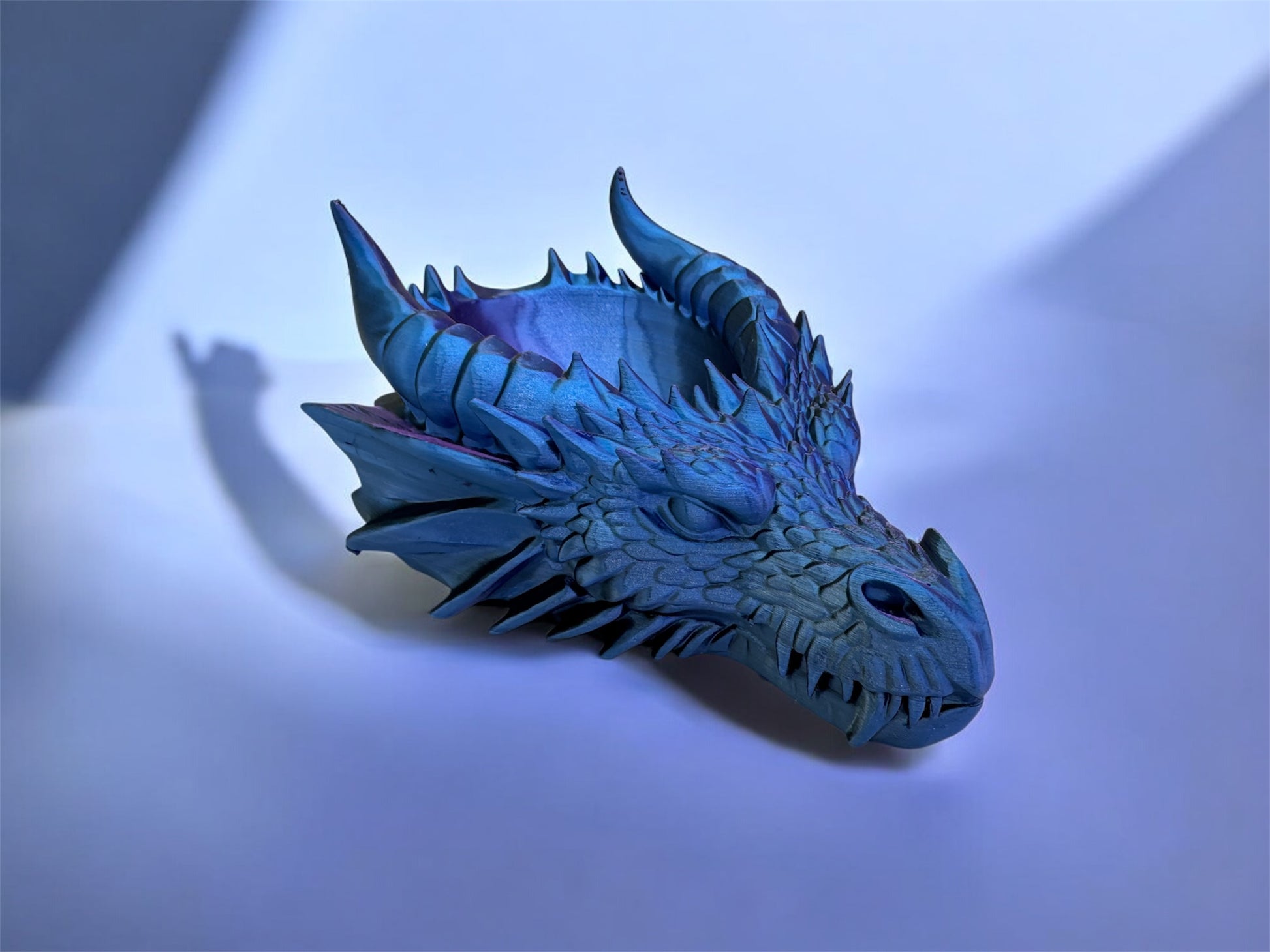 3D-Druck Drachenkopf Ablage von fks-design - Fantasy Aufbewahrung Schwarz/Lila/Blau
