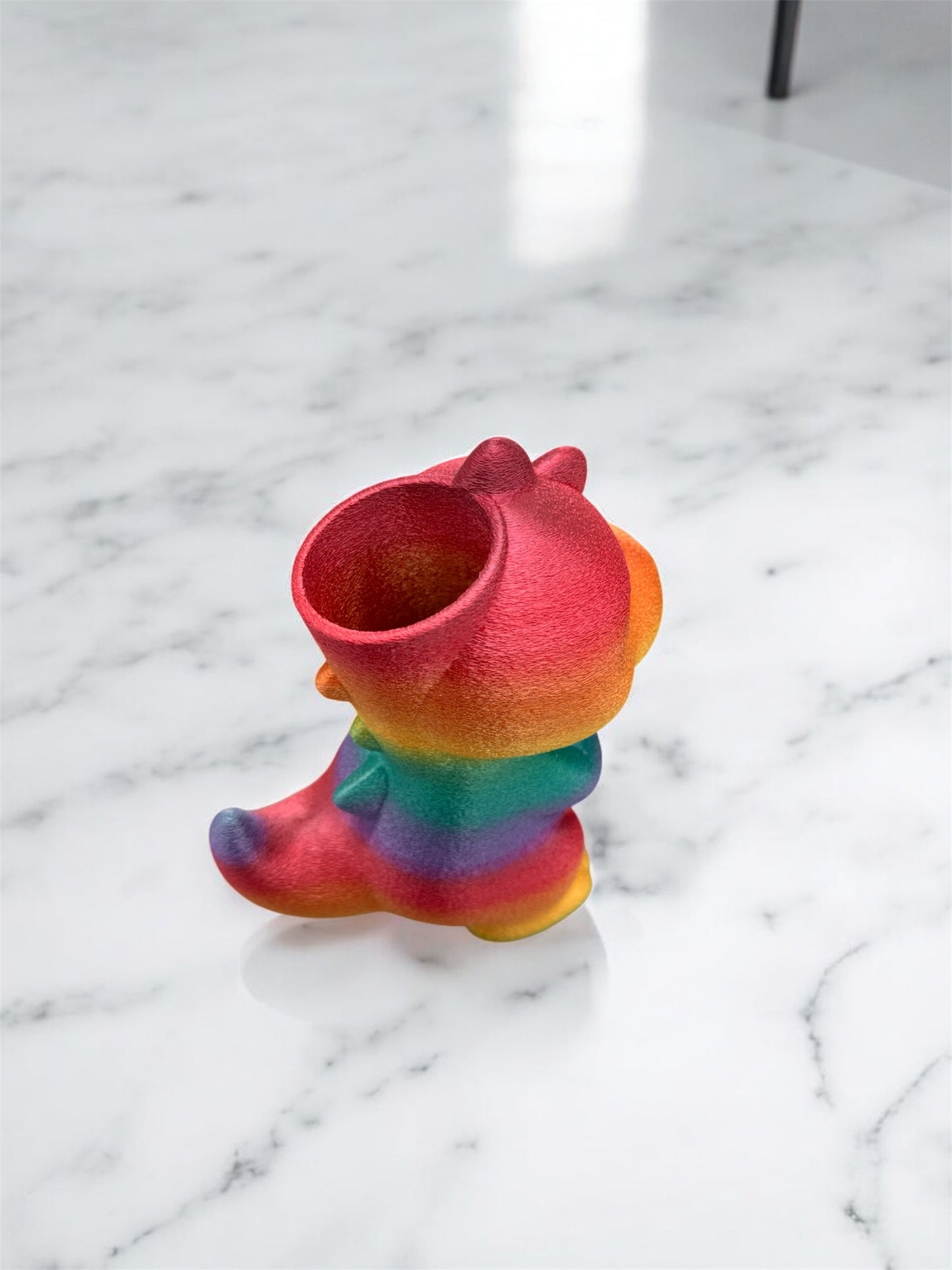 Stiftehalter Dino 3D-Druck Silk-PLA Detailansicht Glanzeffekt Regenbogen von fks-design
