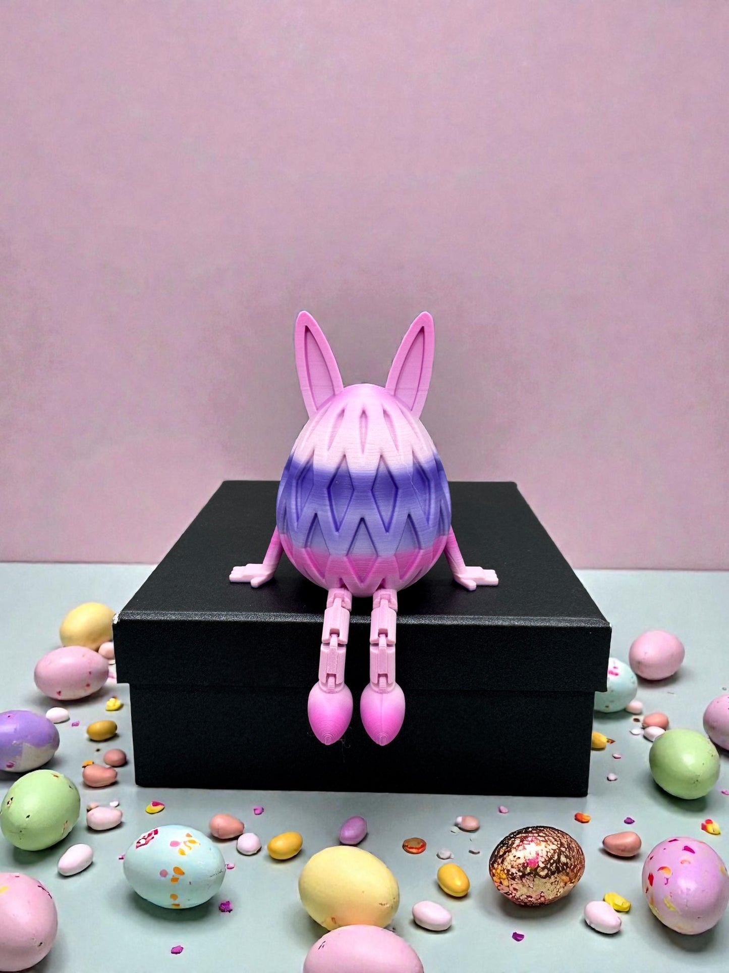3D Druck Flexi Osterei mit Hasenohren und beweglichen Beinen Raute in Lila Pink – Kantenhocker von fks-design
