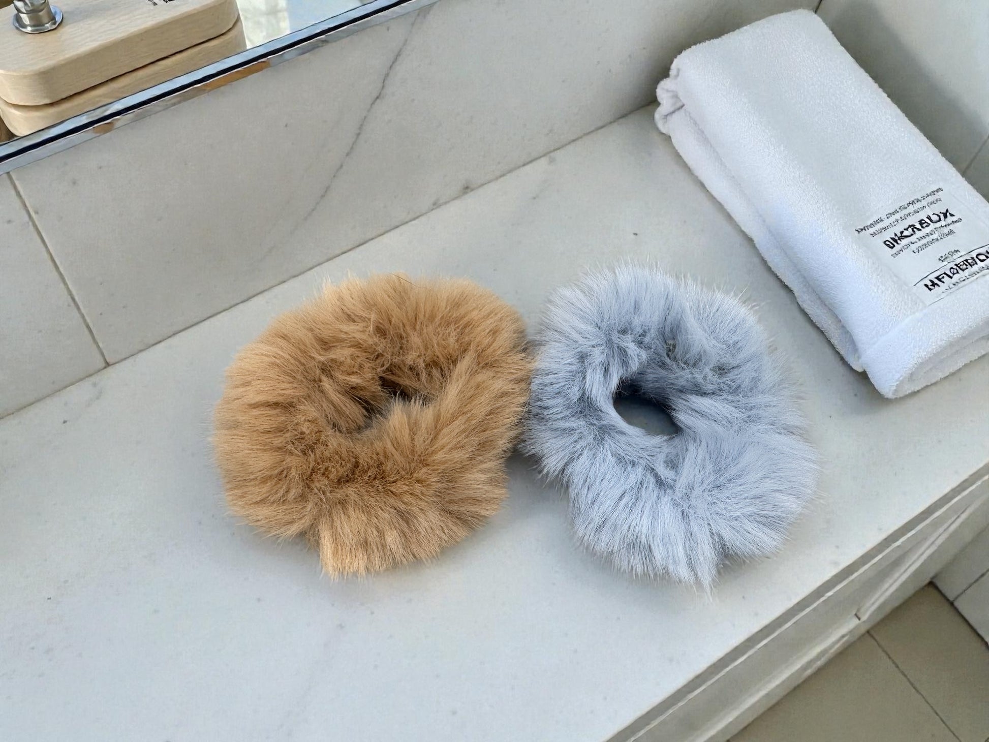 2er Set Scrunchies in Felloptik Variante 7 – Blau & Natur, flauschig weiche Haarbänder von fks-design
