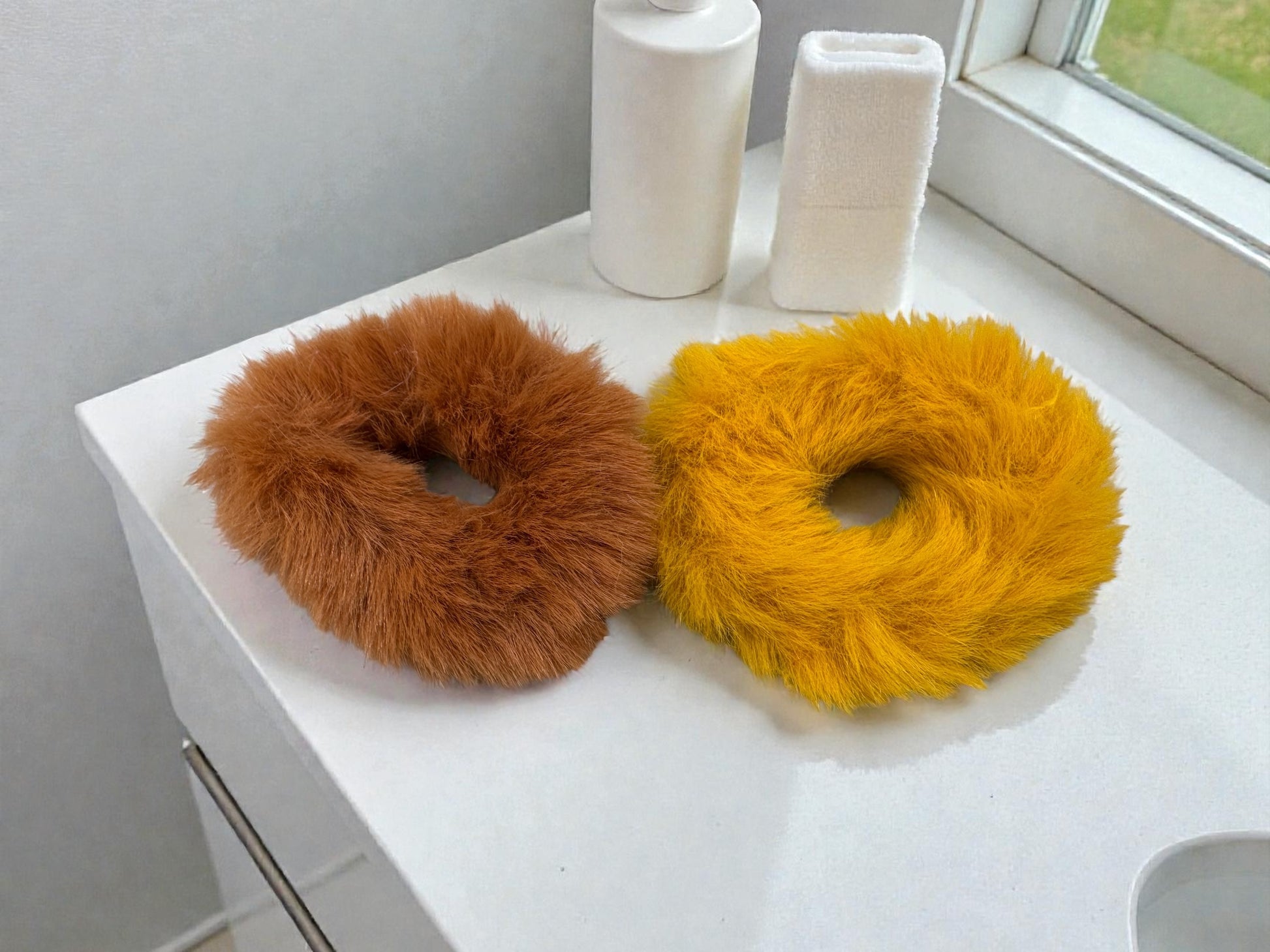 2er Set Scrunchies in Felloptik Variante 6 – Ocker & Braun, flauschig weiche Haarbänder von fks-design
