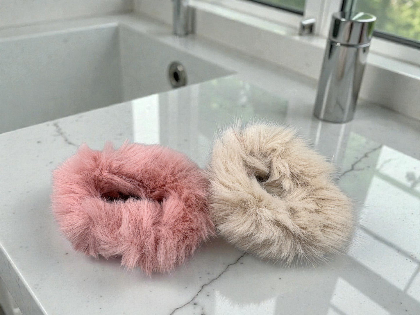 2er Set Scrunchies in Felloptik Variante 8 – Creme & Altrosa, flauschig weiche Haarbänder von fks-design
