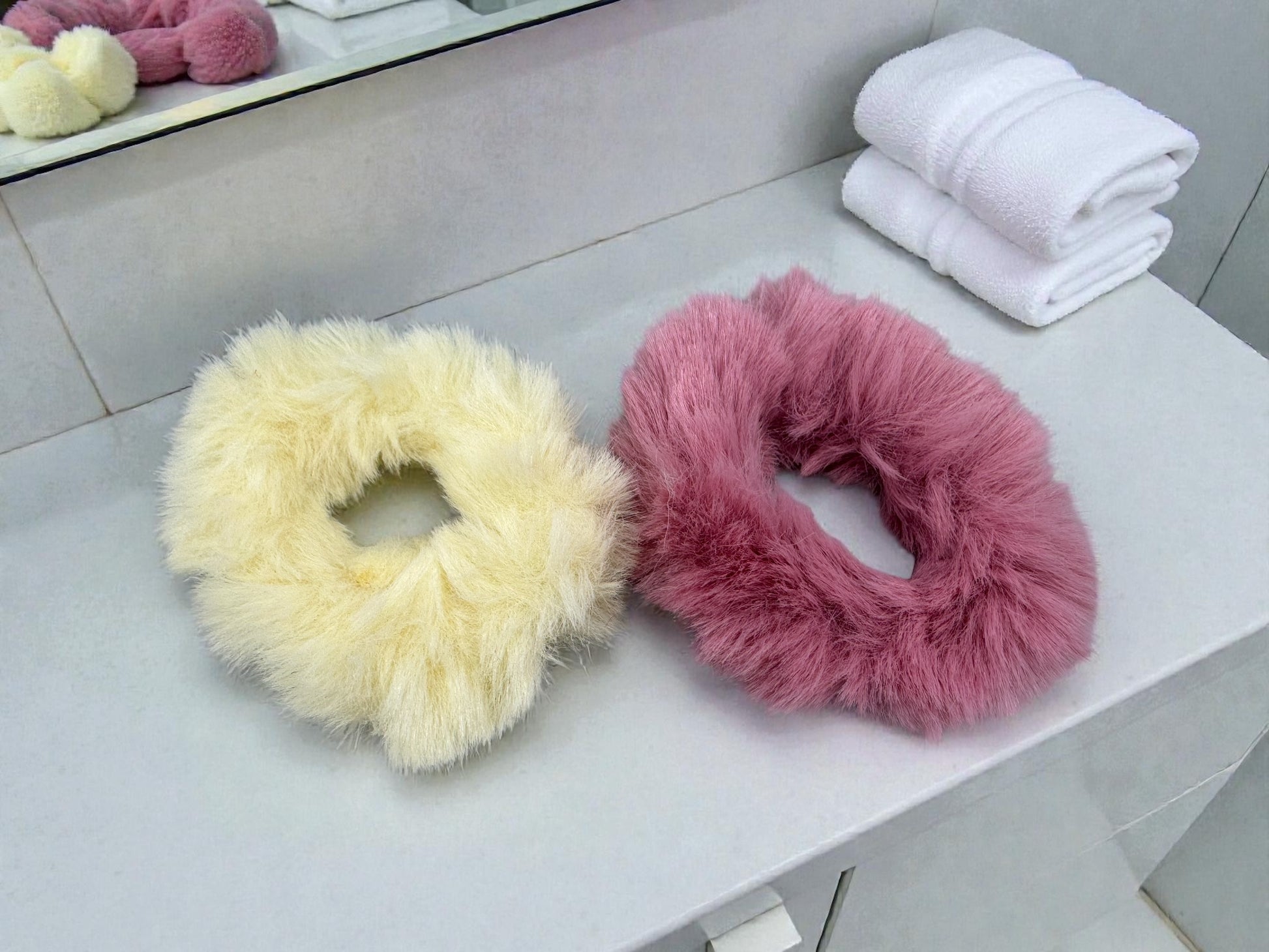2er Set Scrunchies in Felloptik Variante 5 – Altrosa & Eierlikör, flauschig weiche Haarbänder von fks-design
