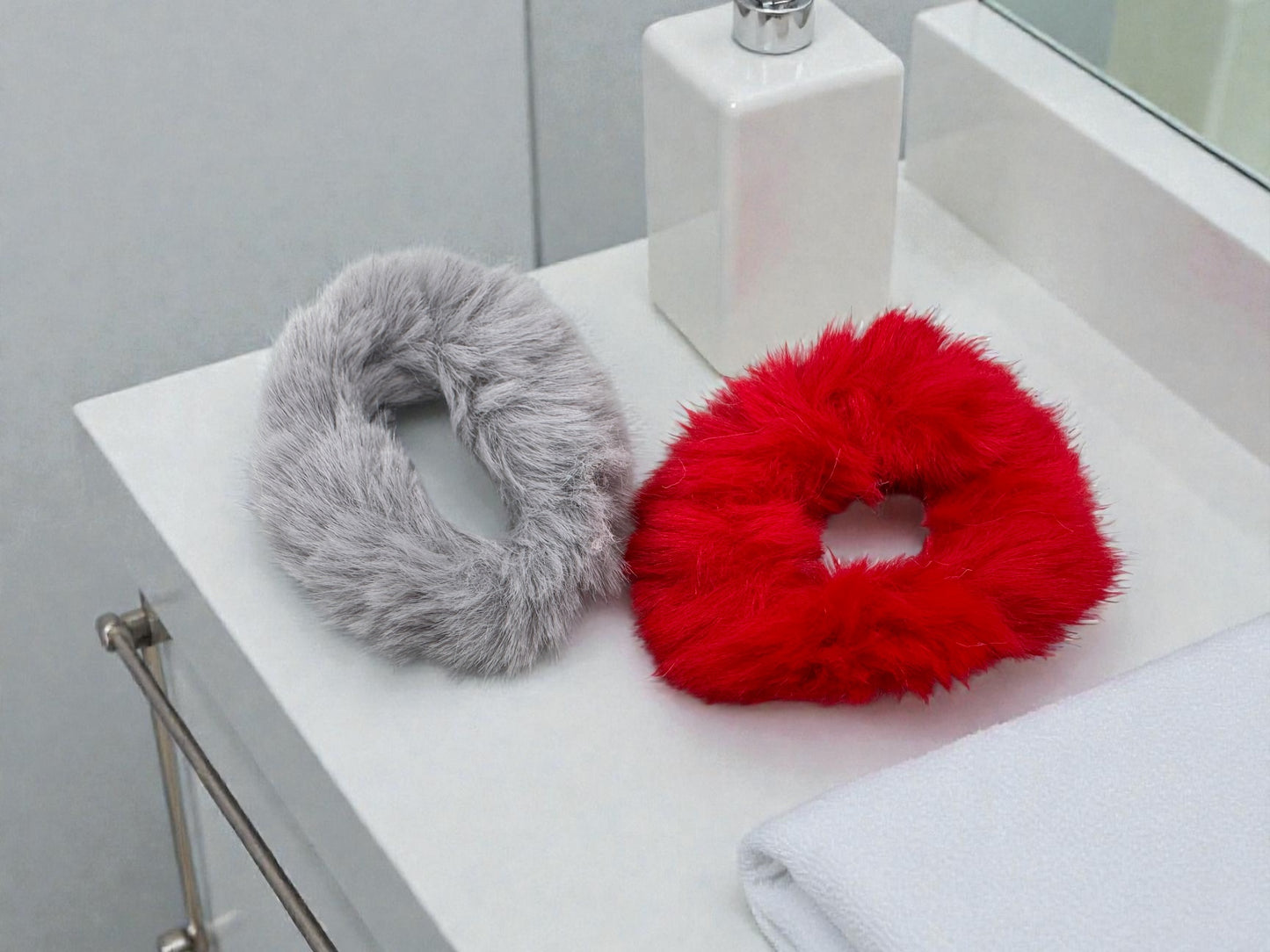 2er Set Scrunchies in Felloptik Variante 3 – Grau & Rot, flauschig weiche Haarbänder von fks-design
