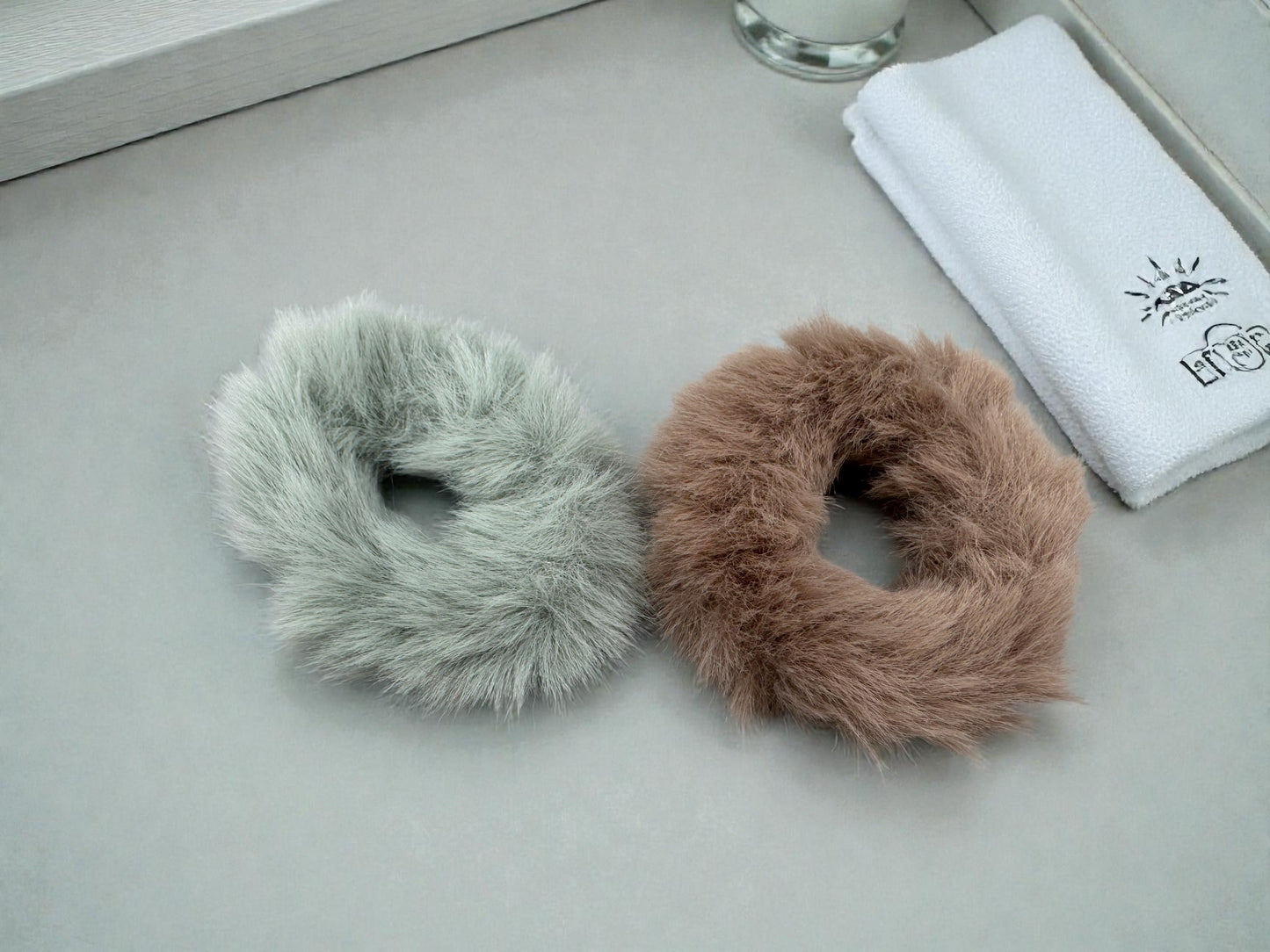 2er Set Scrunchies in Felloptik Variante 1 – Taupe & Dunkles Mint, flauschig weiche Haarbänder von fks-design
