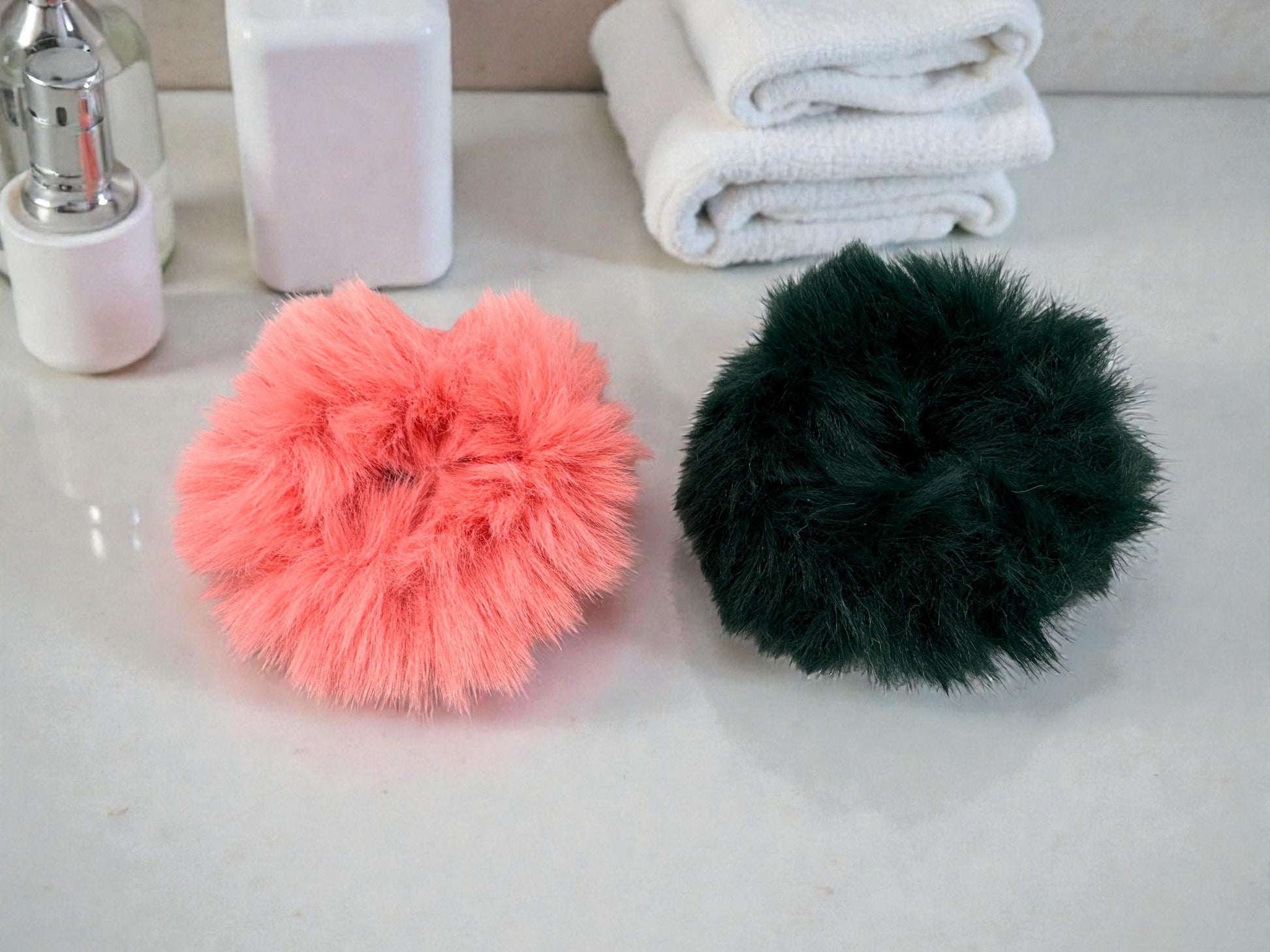 2er Set Scrunchies in Felloptik Variante 2 – Dunkelgrün & Lachs, flauschig weiche Haarbänder von fks-design
