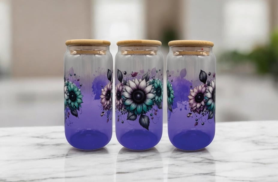 Farbiges Trinkglas Blumen Trio 500ml mit lila Farbverlauf Bambusdeckel und Trinkhalm UV-DTF Motiv von fks-design
